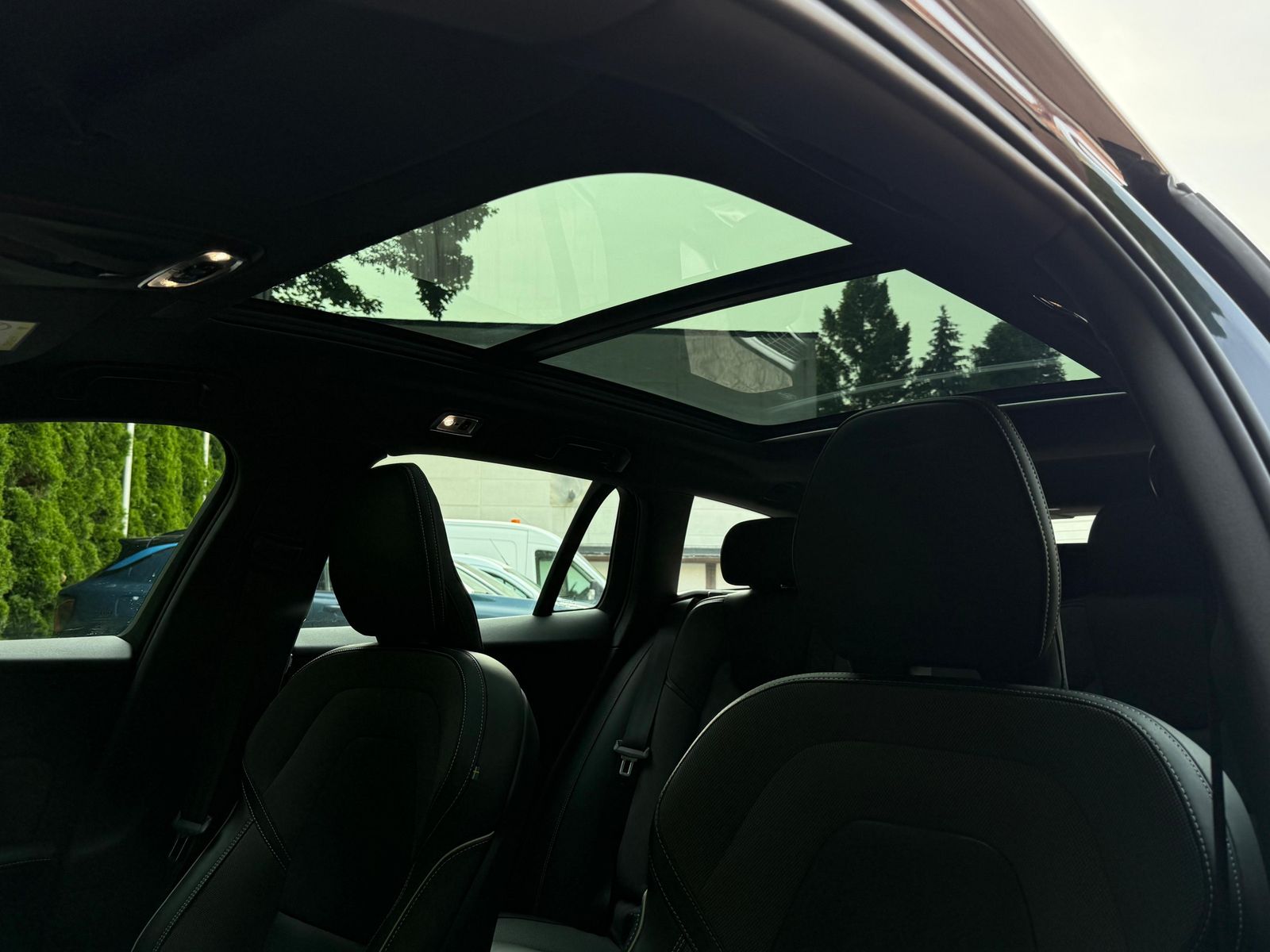 Fahrzeugabbildung Volvo V60 D4 Aut. R Design LED+NAV+AHK+SHZ+PANO+360°+