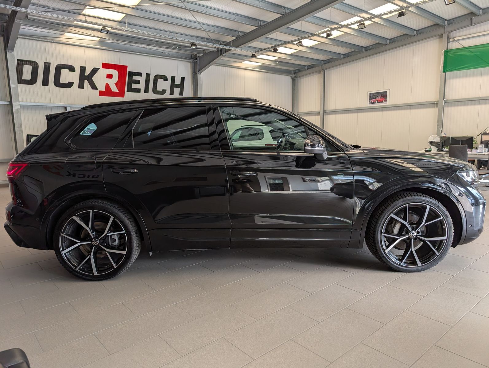 Fahrzeugabbildung Volkswagen Touareg 3.0TDI 4M R-Line VOLL Black 22" UPE 114T