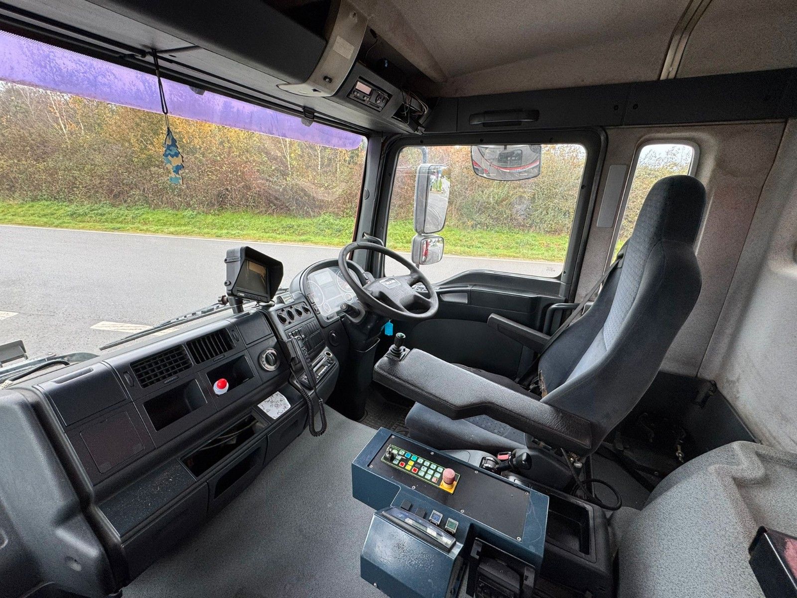 Fahrzeugabbildung MAN TGA 26.320 B/L  6x2 Faun Seitenlader Müllwagen