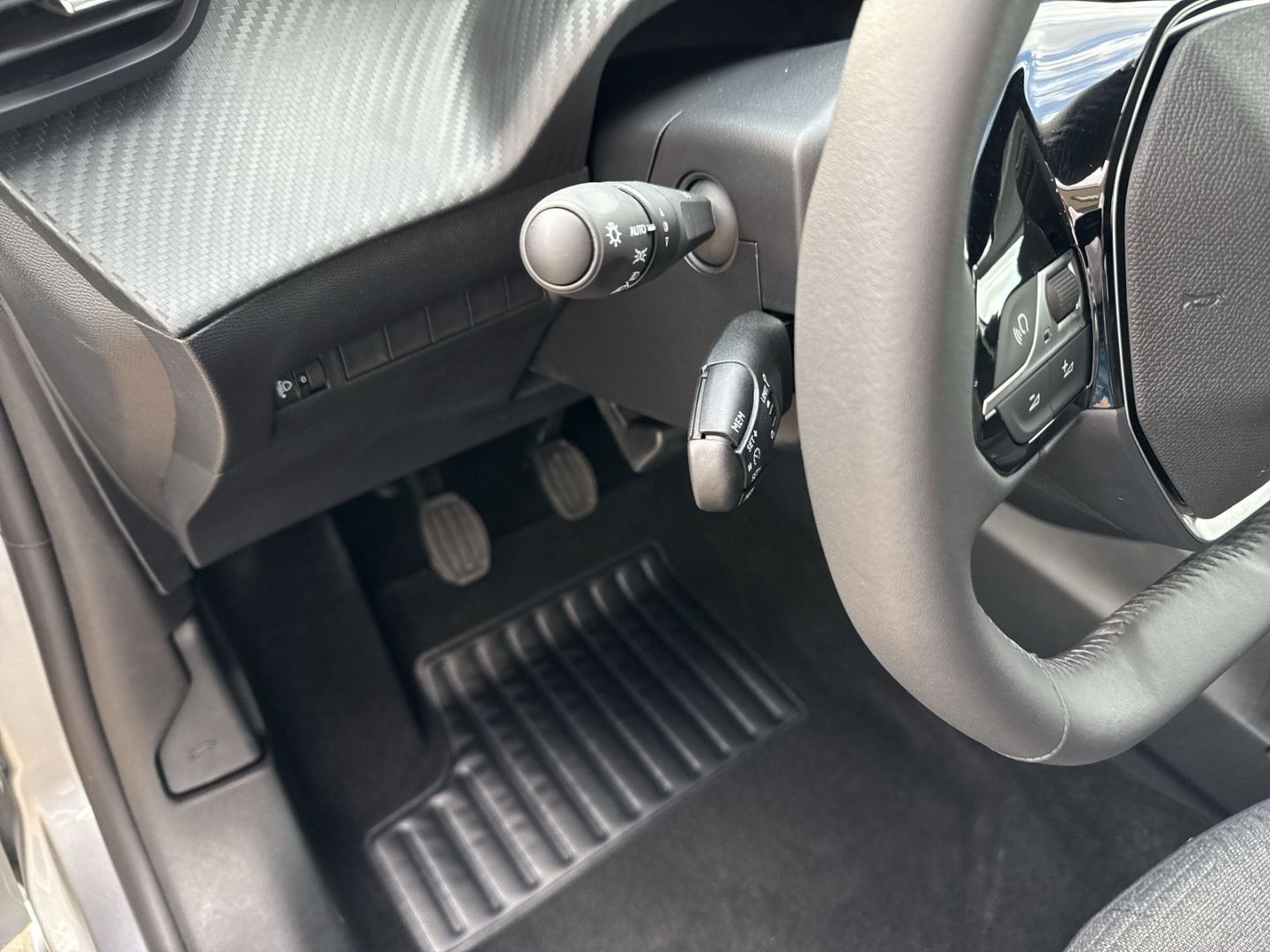 Fahrzeugabbildung Peugeot 208 Style 1.2 PureTech 100 Fahrerprofil DAB SHZ