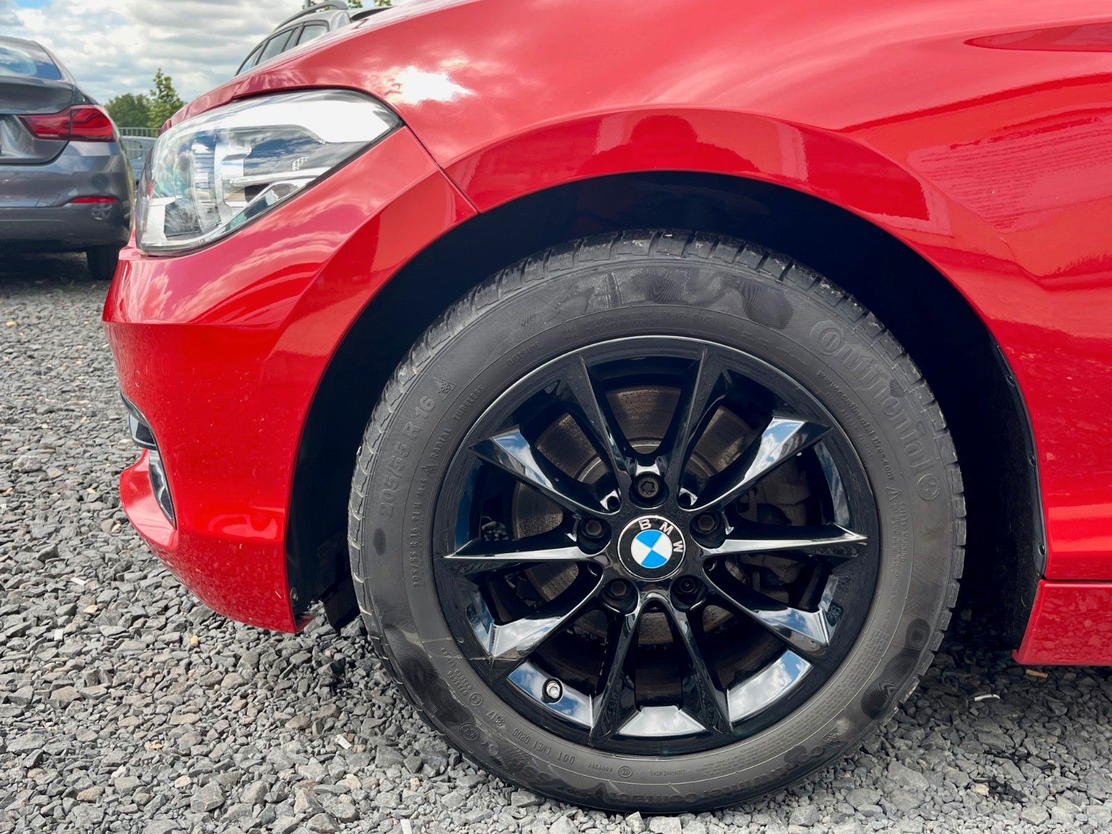 Fahrzeugabbildung BMW 120d xDrive SPORT LINE Sport-Aut Navi LED Kamera
