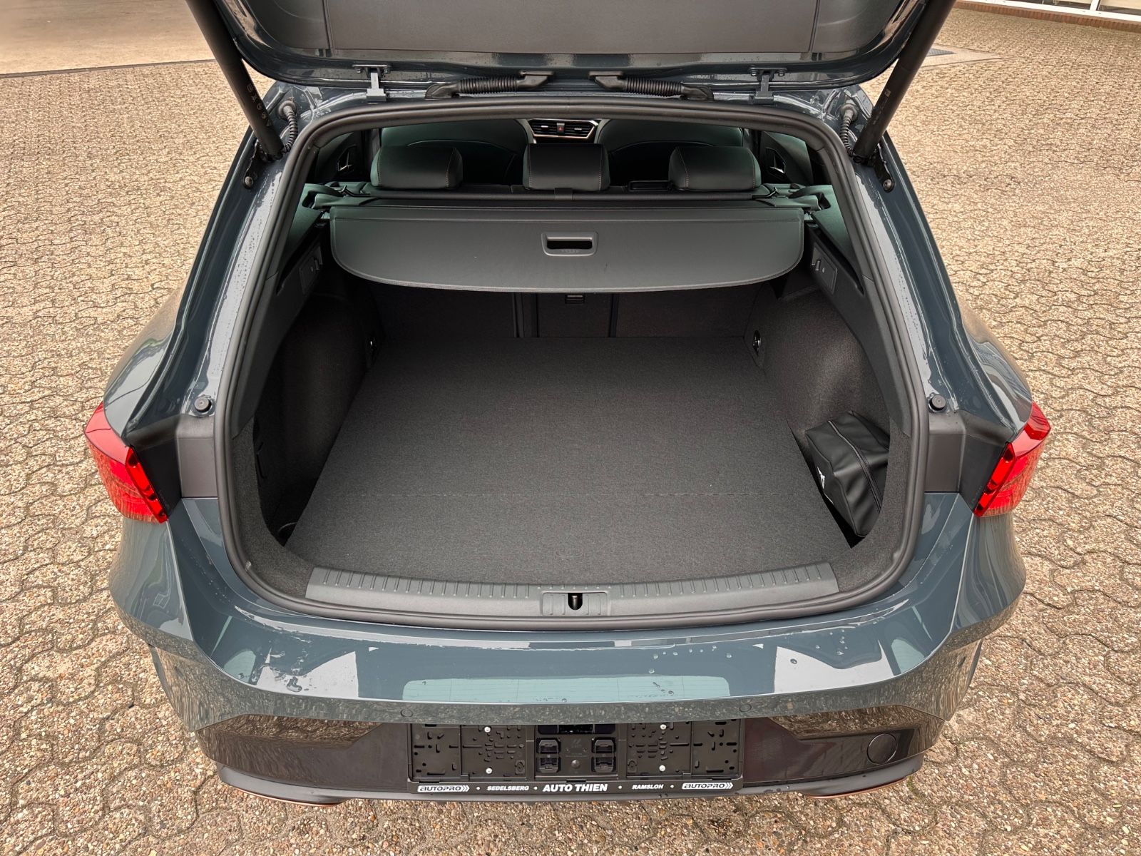 Fahrzeugabbildung CUPRA Leon ST 1.5 e-Hybrid DSG Matrix/ACC/APP/SHZ/RFK