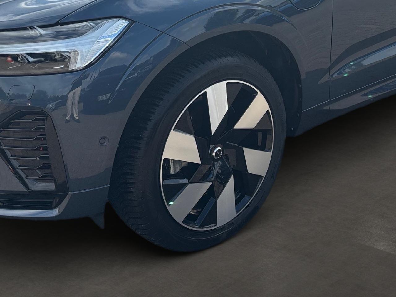 Fahrzeugabbildung Volvo XC60 T6 AWD Plug-In Hybrid Plus Dark