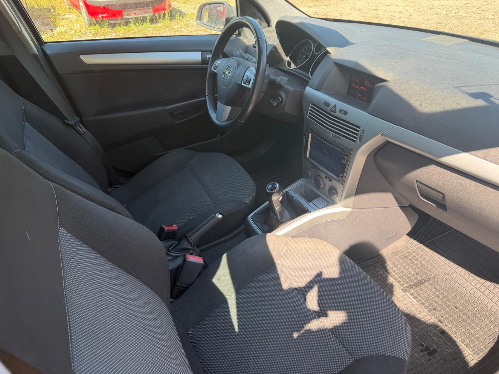 Opel Astra 2009 — photo 11
