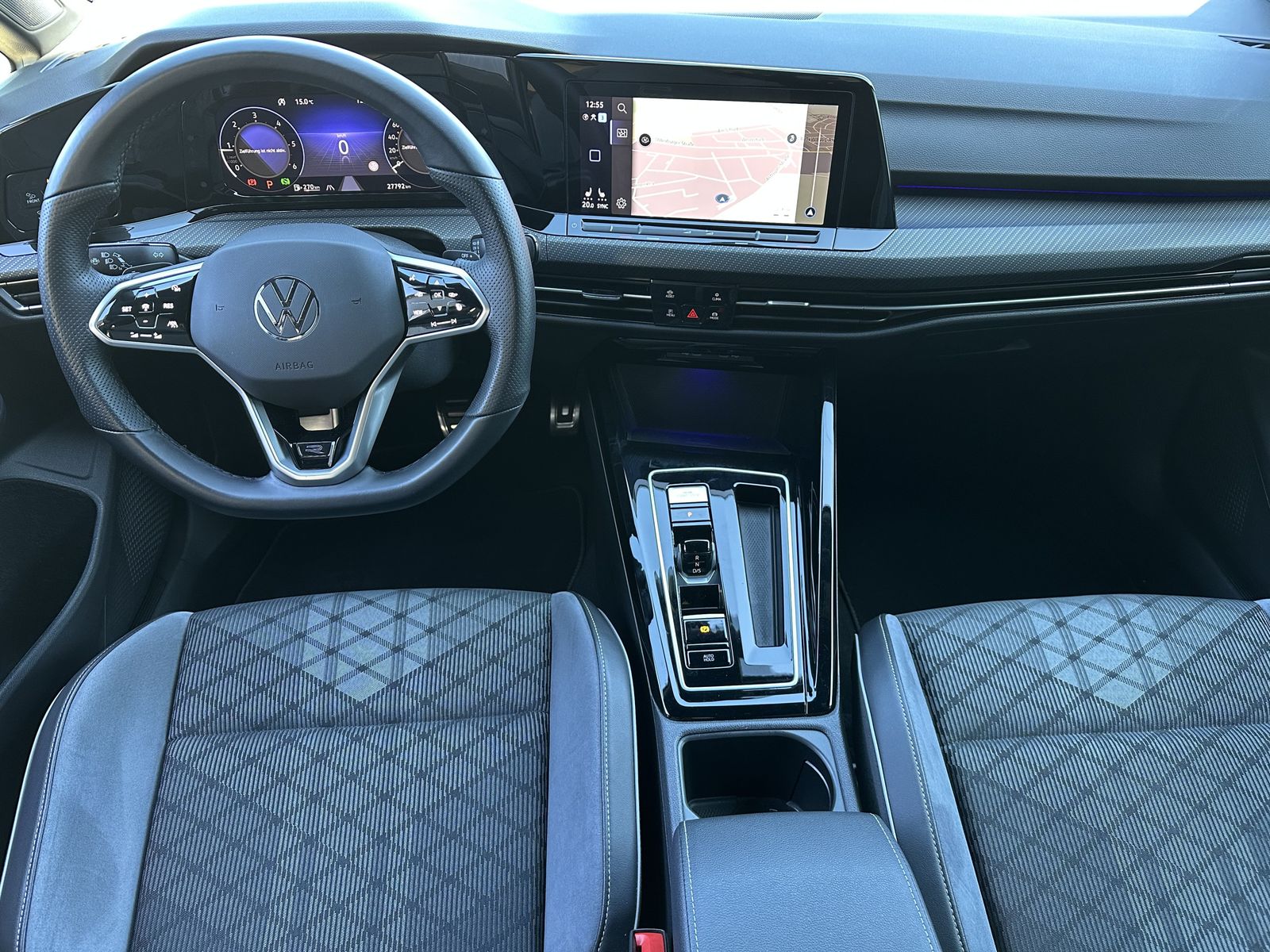Fahrzeugabbildung Volkswagen Golf VIII 2.0 TSI DSG R-Line NAV+LED+AHK+KAM+ACC