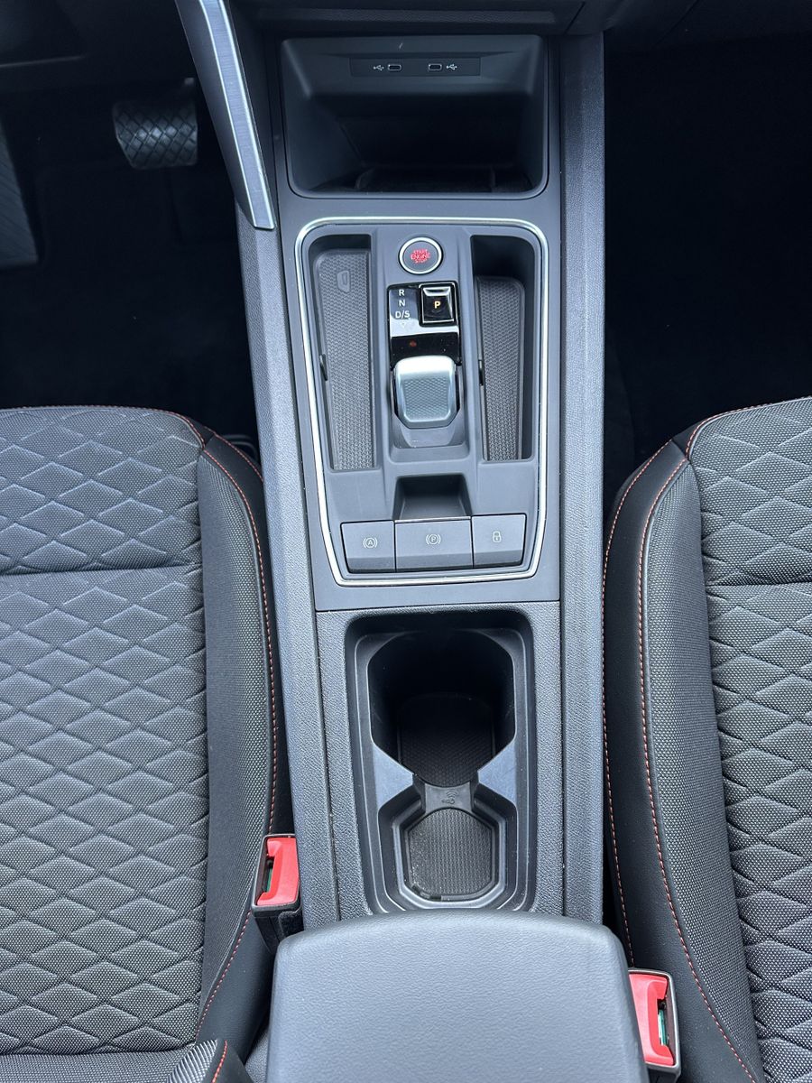 Fahrzeugabbildung SEAT Leon 2.0 TDI DSG FR NAV+LED+ACC+CARPLAY+17ZO+1HD