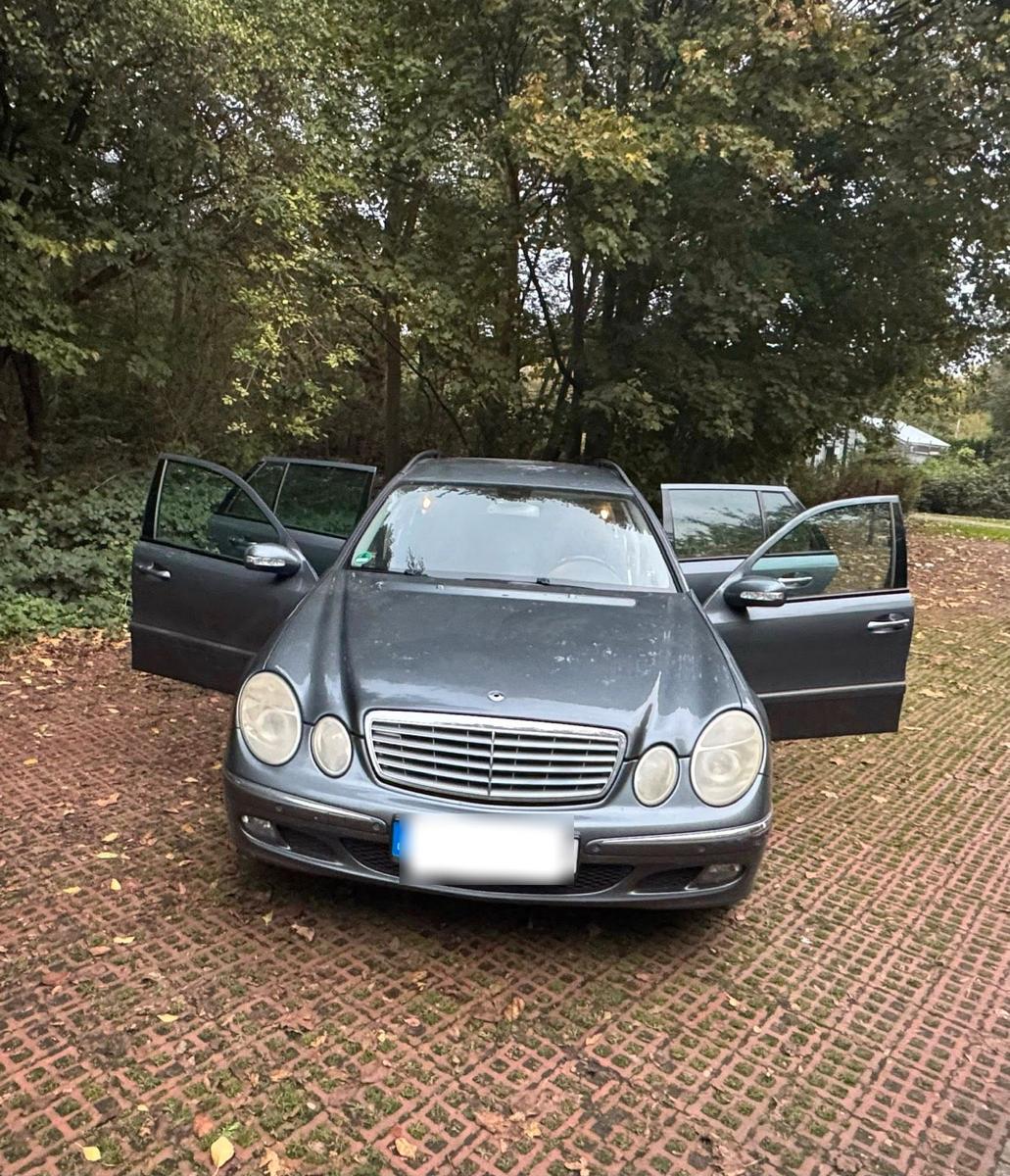 Mercedes-Benz E200 2005 — салон