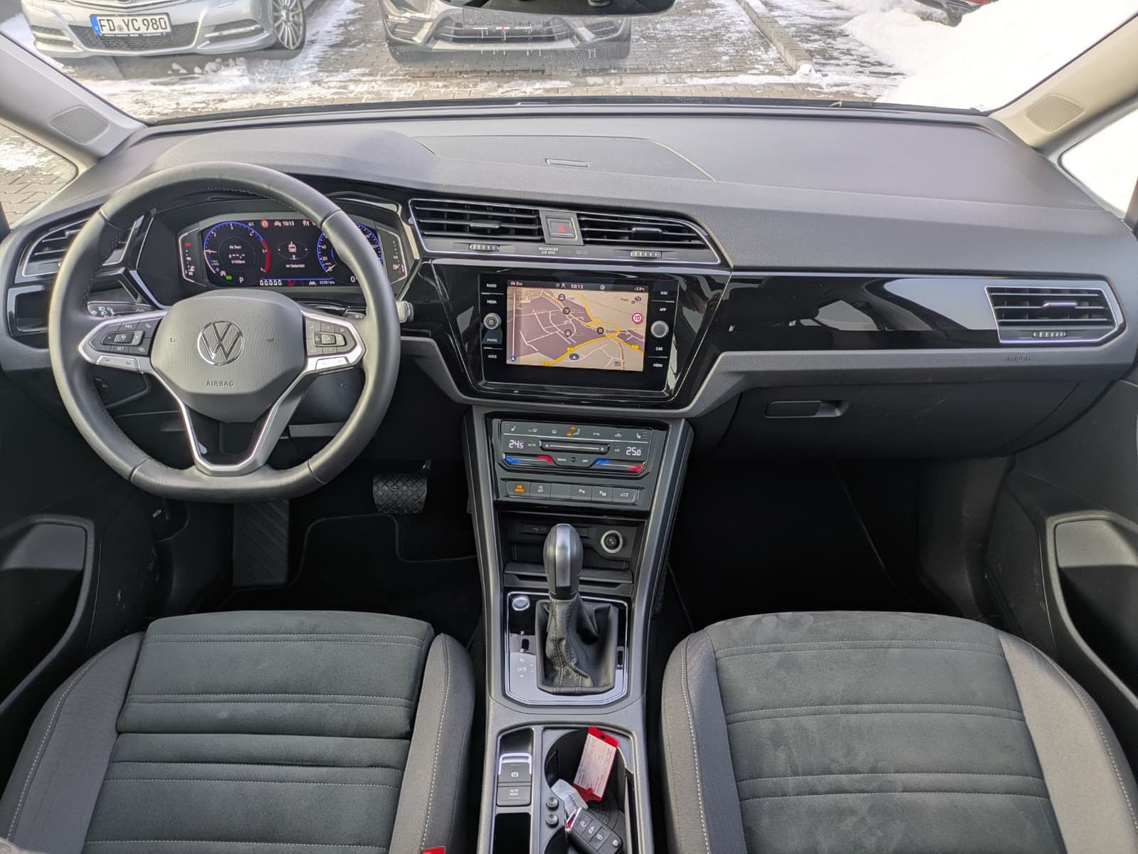 Fahrzeugabbildung Volkswagen Touran 2.0 DSG R-Line High BLACK Pano 7Si IQ AHK