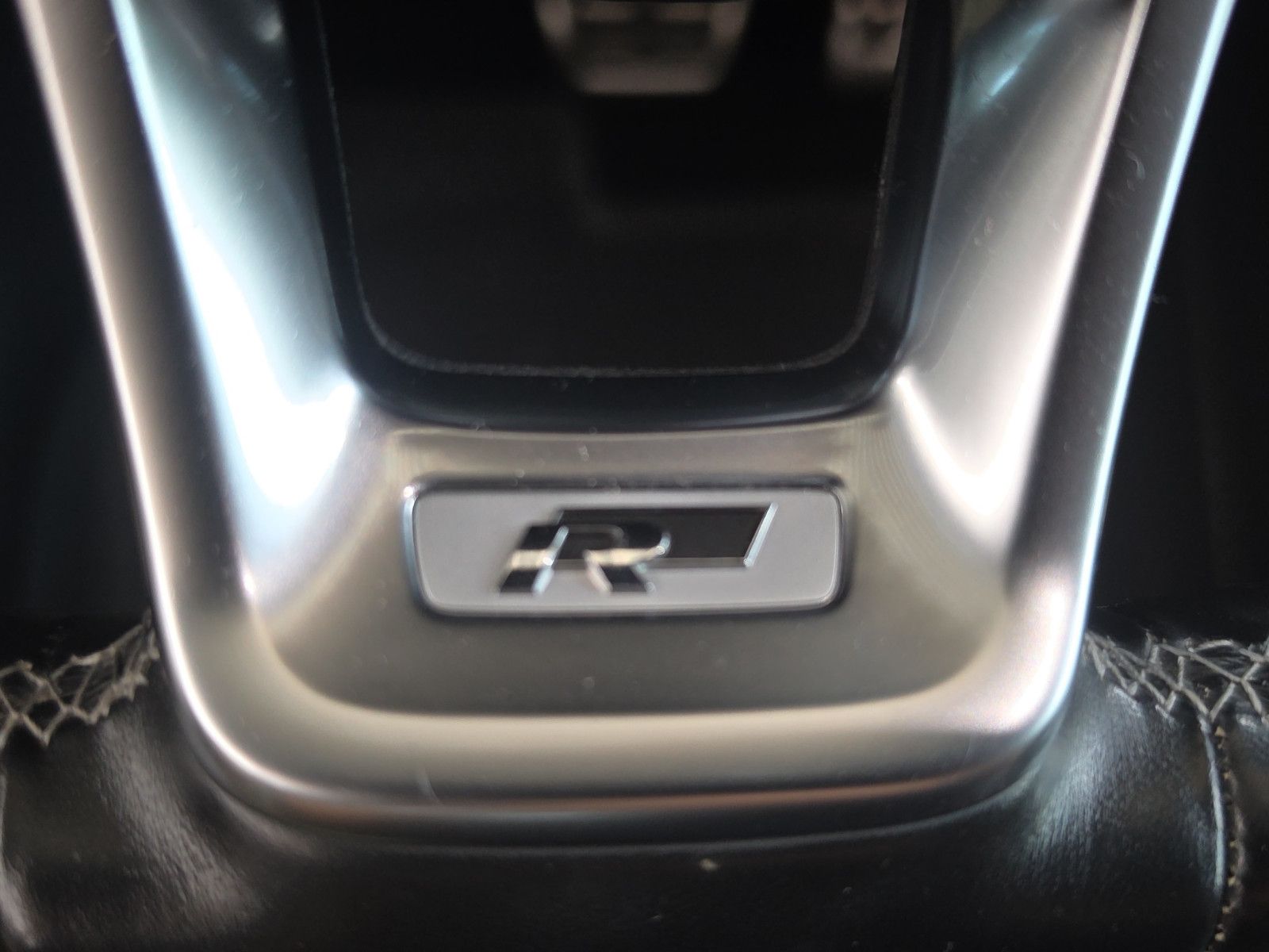 Fahrzeugabbildung Volkswagen Tiguan  R-LINE HiGHLiNE  4MOTION PANORAMA DACH