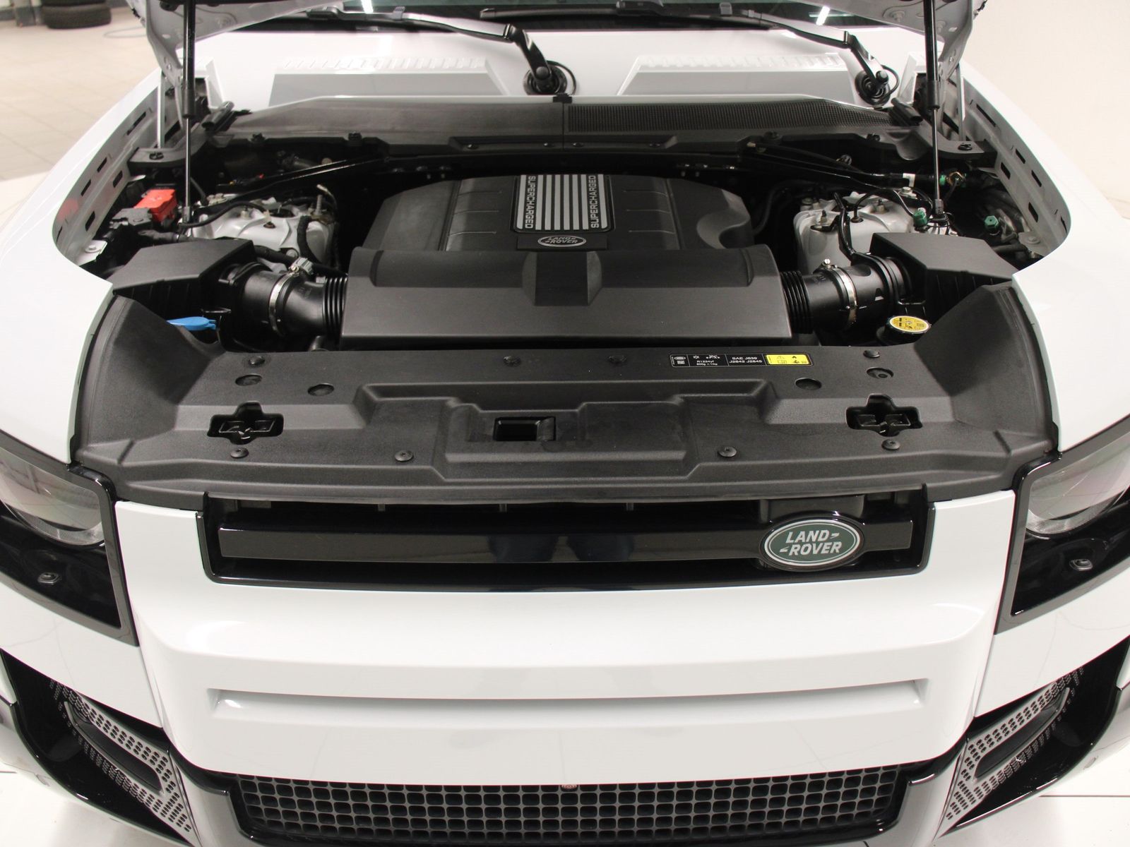 Land Rover Defender 90 P525 V8 Black Pack foto 12