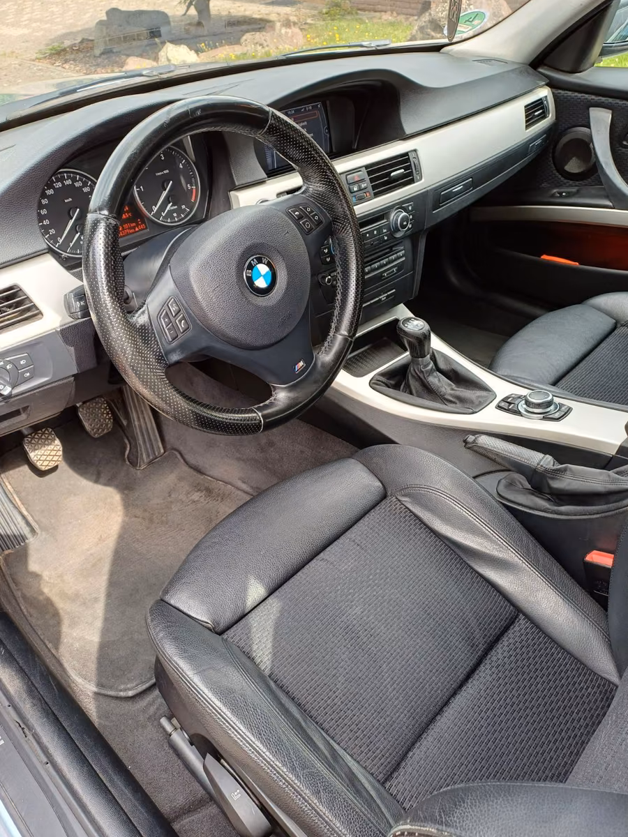 BMW 320 2011 — photo 7