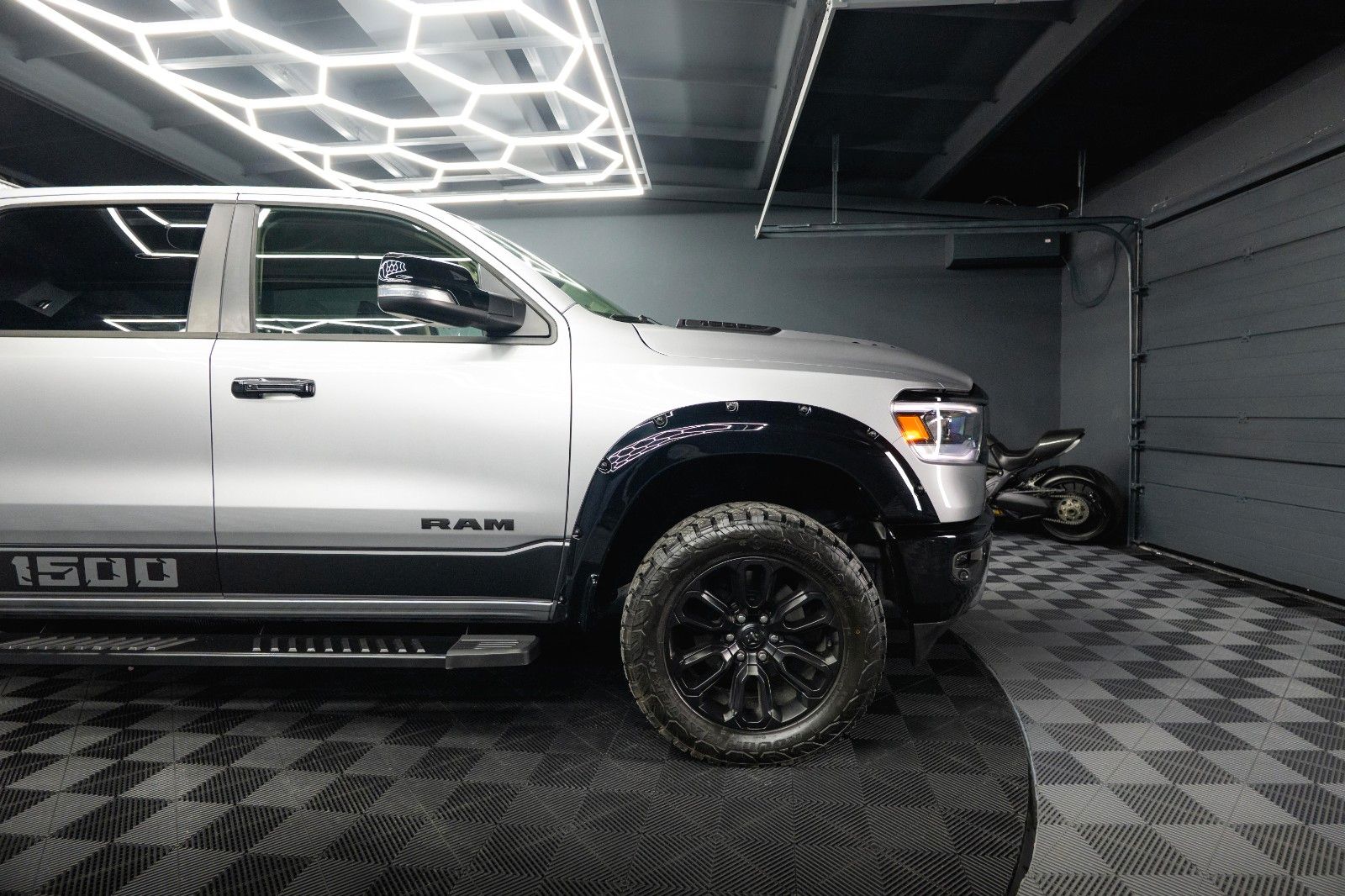 Fahrzeugabbildung Dodge RAM 5.7 V8 HEMI 4x4 NIGHT-Edition LARAMIE *LED*
