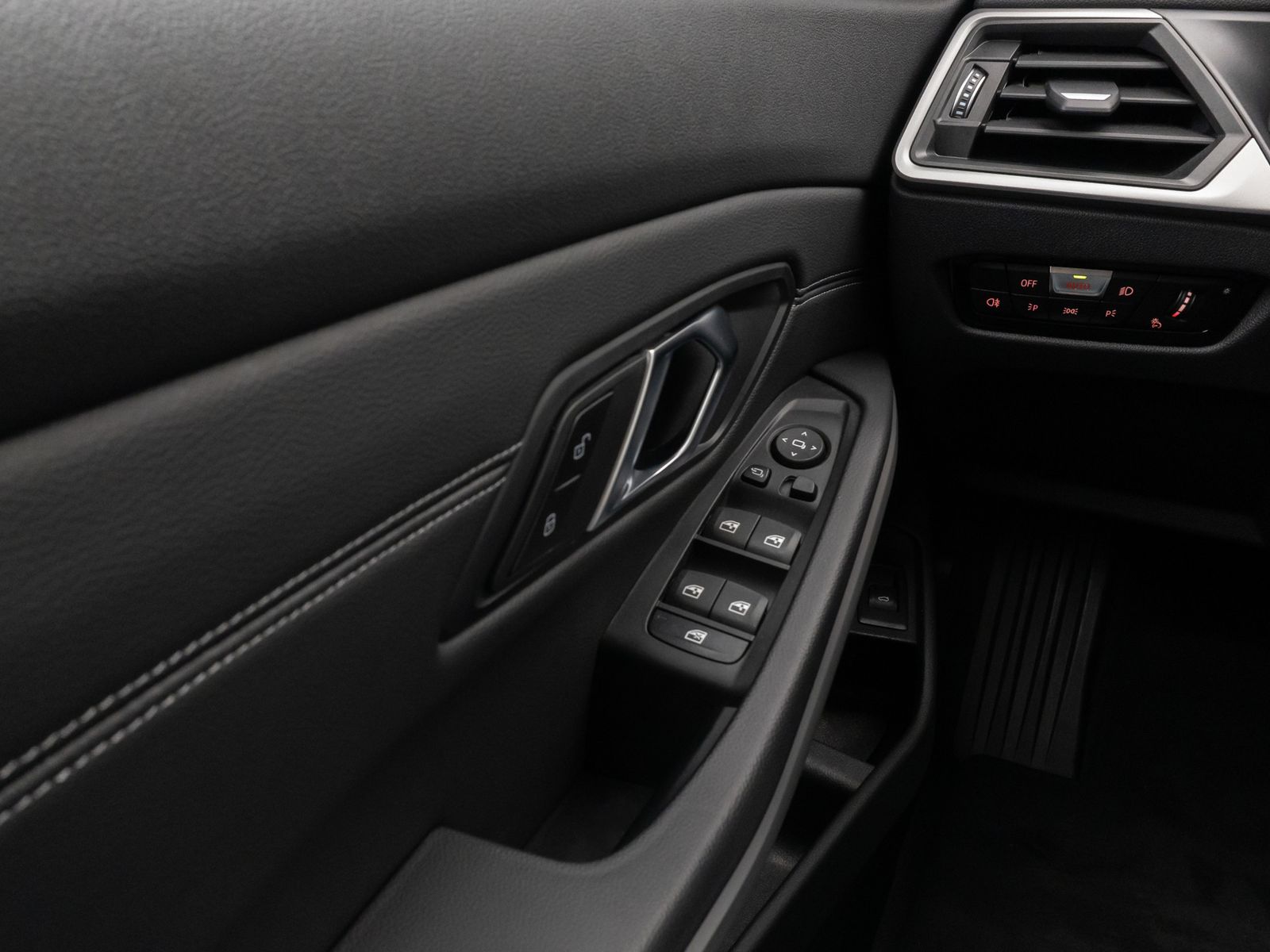 Fahrzeugabbildung BMW 330e DAB CockPit+ PDC Geschwindigkeitsreg Sport