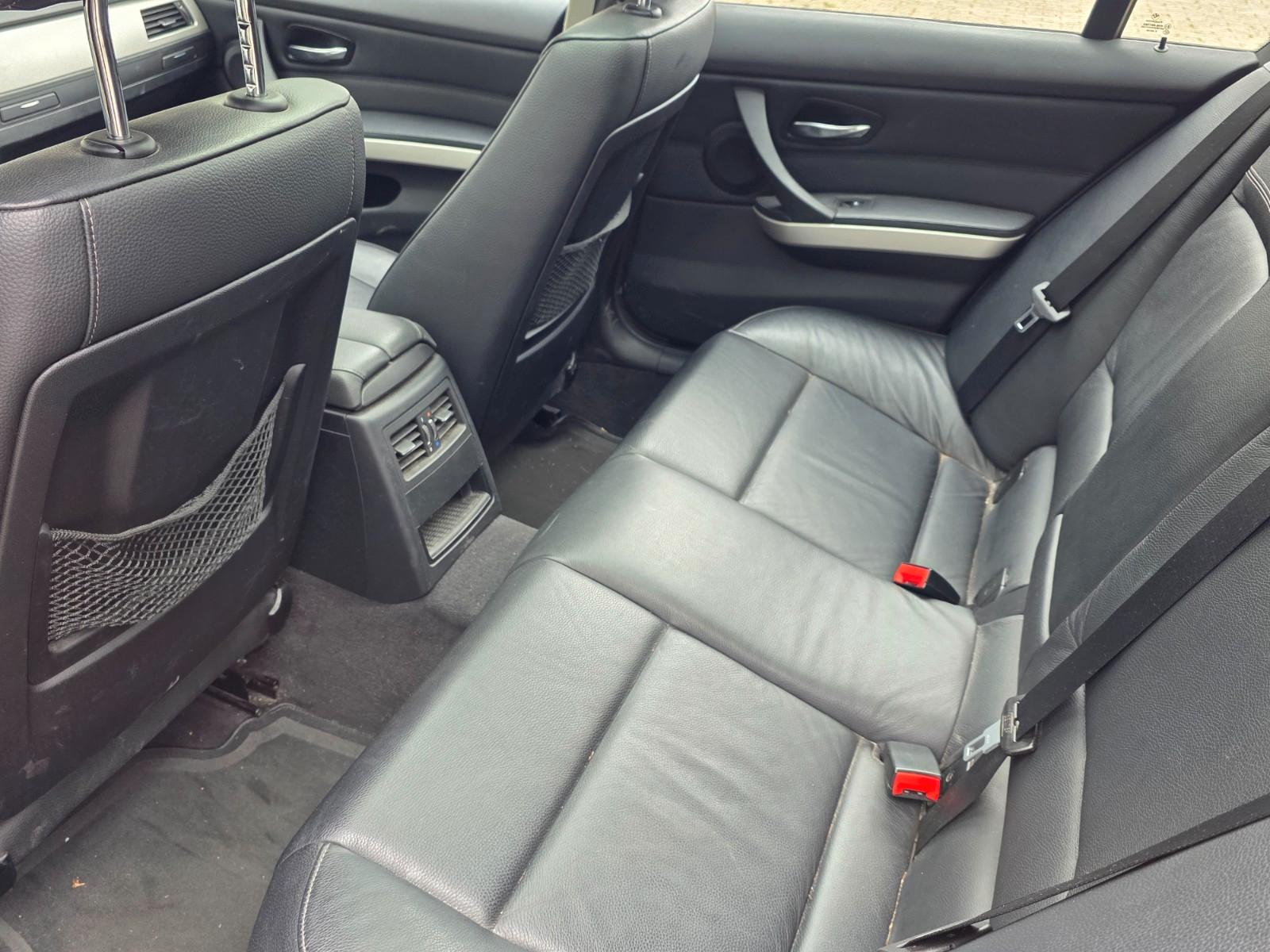 BMW 318 2010 — photo 16
