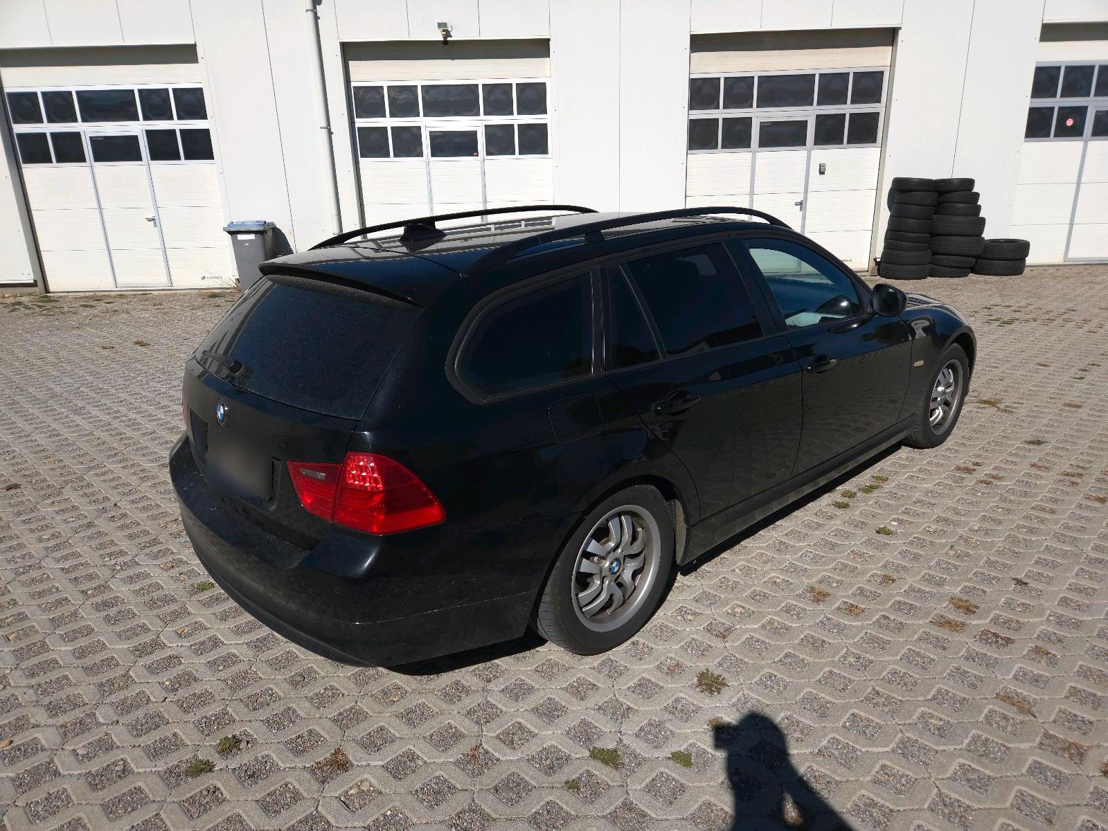 BMW 318 2009 — rear view