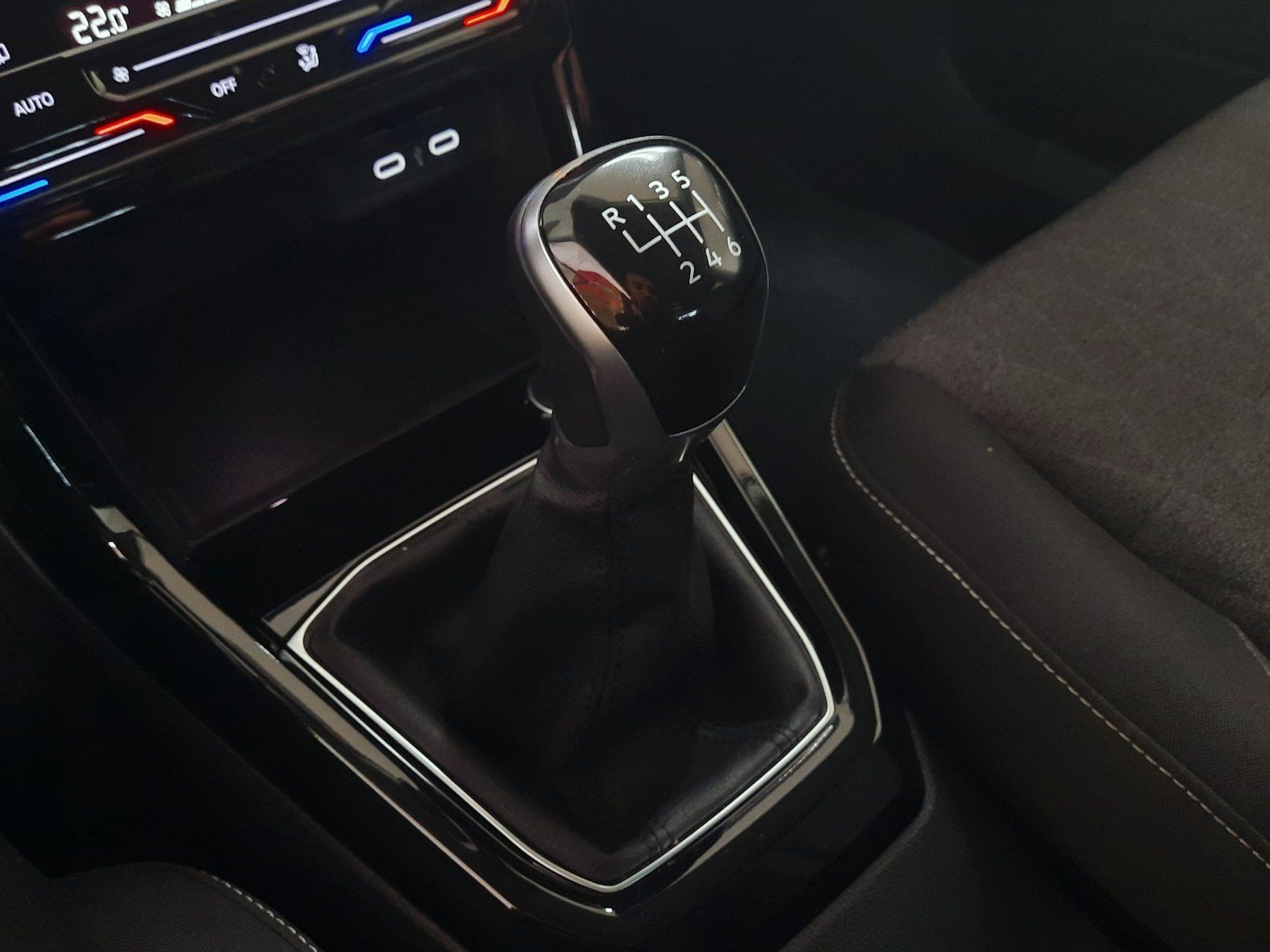 Fahrzeugabbildung Volkswagen T-Cross Move TSI *Navi*Einparkh*Sitzhzg*App-Conn