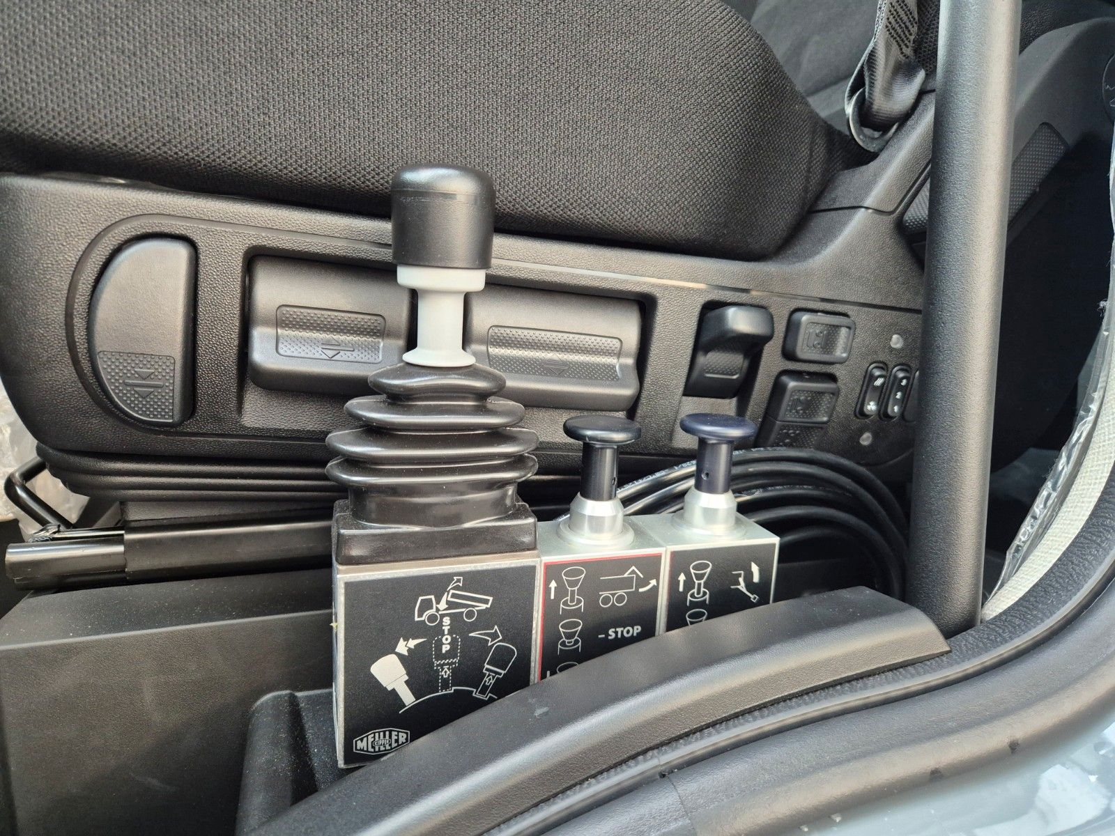 Fahrzeugabbildung Iveco AD410T46W 8x8 Hinterkipper Hydr. Klappe