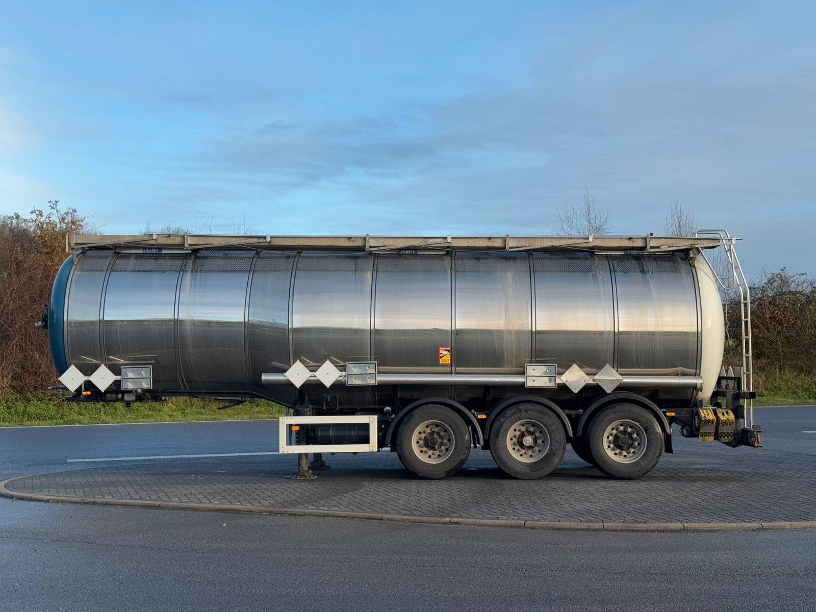Fahrzeugabbildung Feldbinder 3 Kammer VA Chemie Tankauflieger