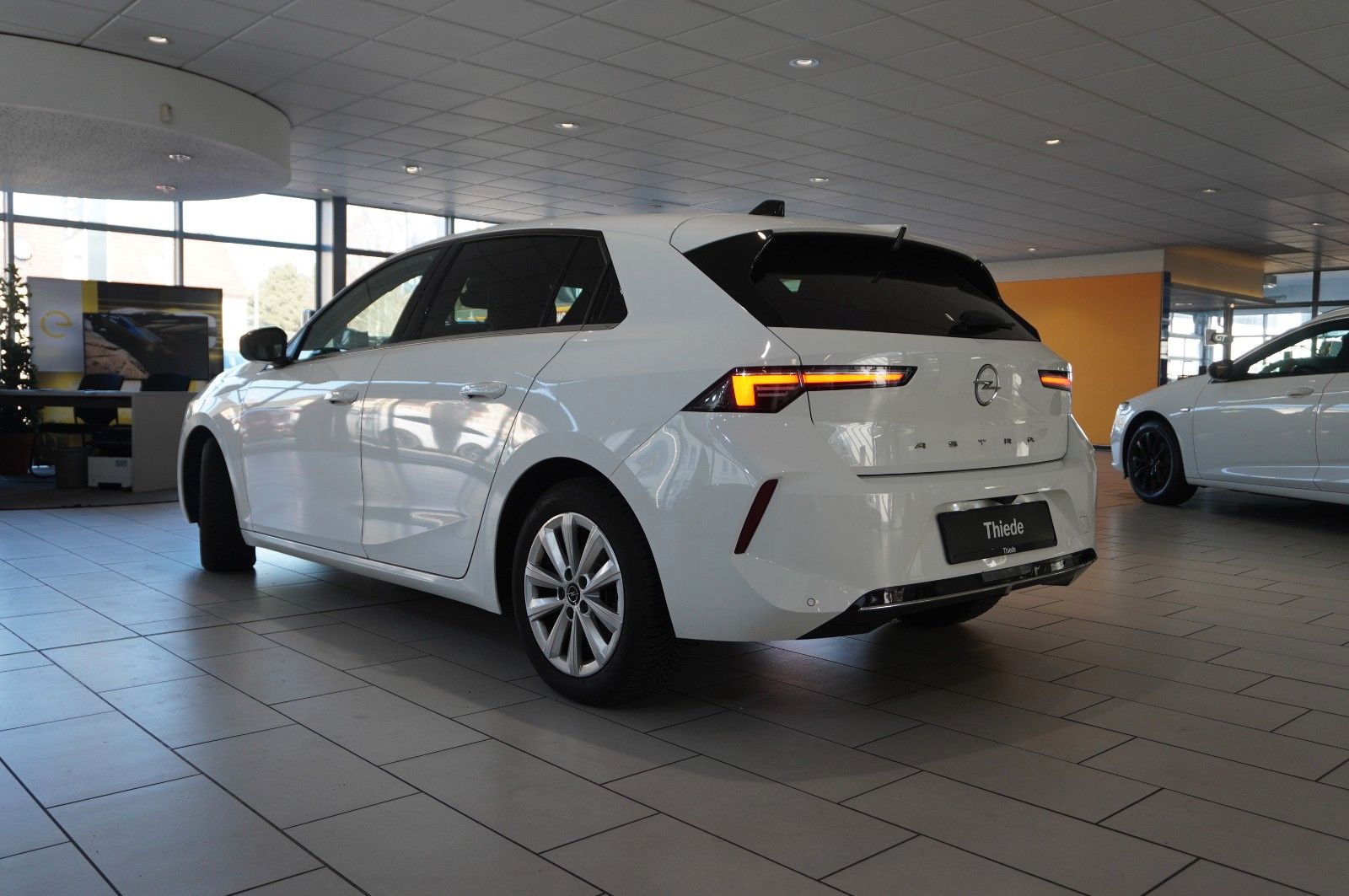 Fahrzeugabbildung Opel Astra L Lim. 1.2T ELEGANCE NAVI/LED/KAMERA/SPORT