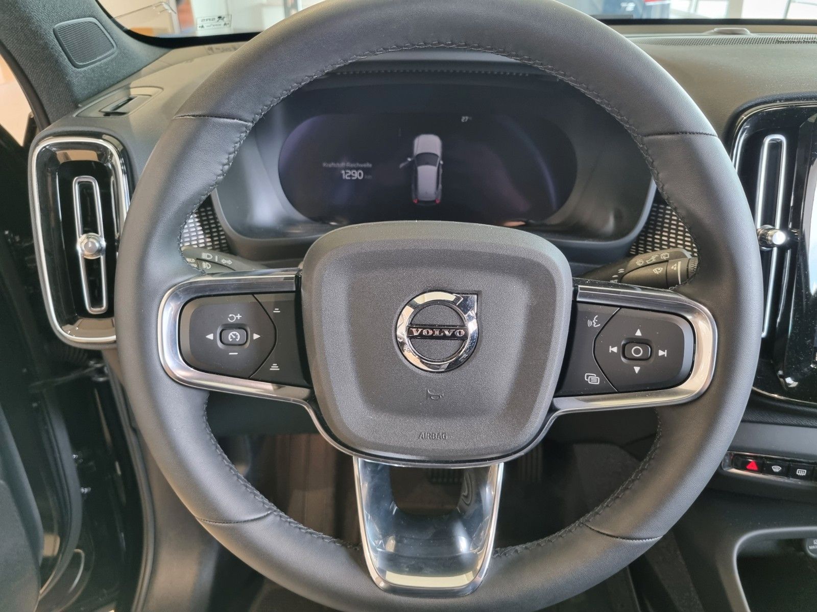 Fahrzeugabbildung Volvo XC40 Plus Dark 2WD Fahrer/Driver-Paket Ganzjahre