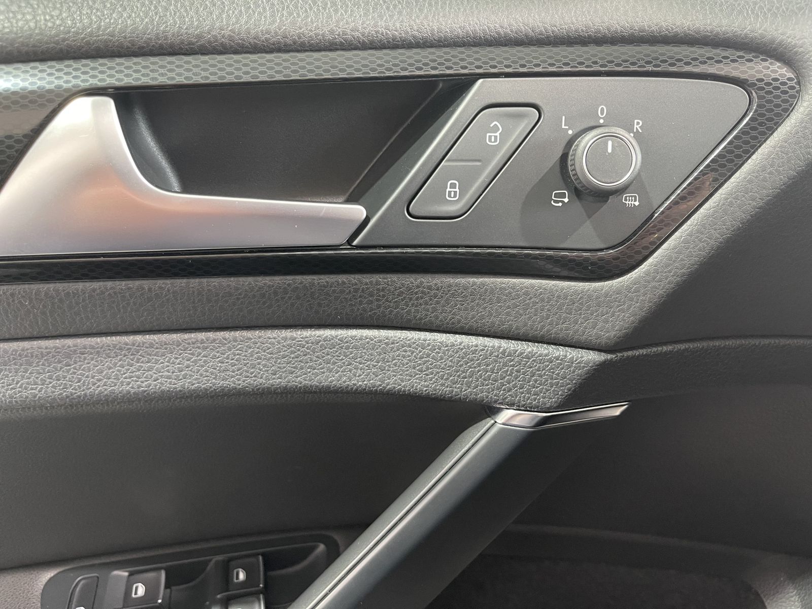 Fahrzeugabbildung Volkswagen Golf R-Line 2.0 TDI*SoftClose*LED*Cam*AHK*DVD*