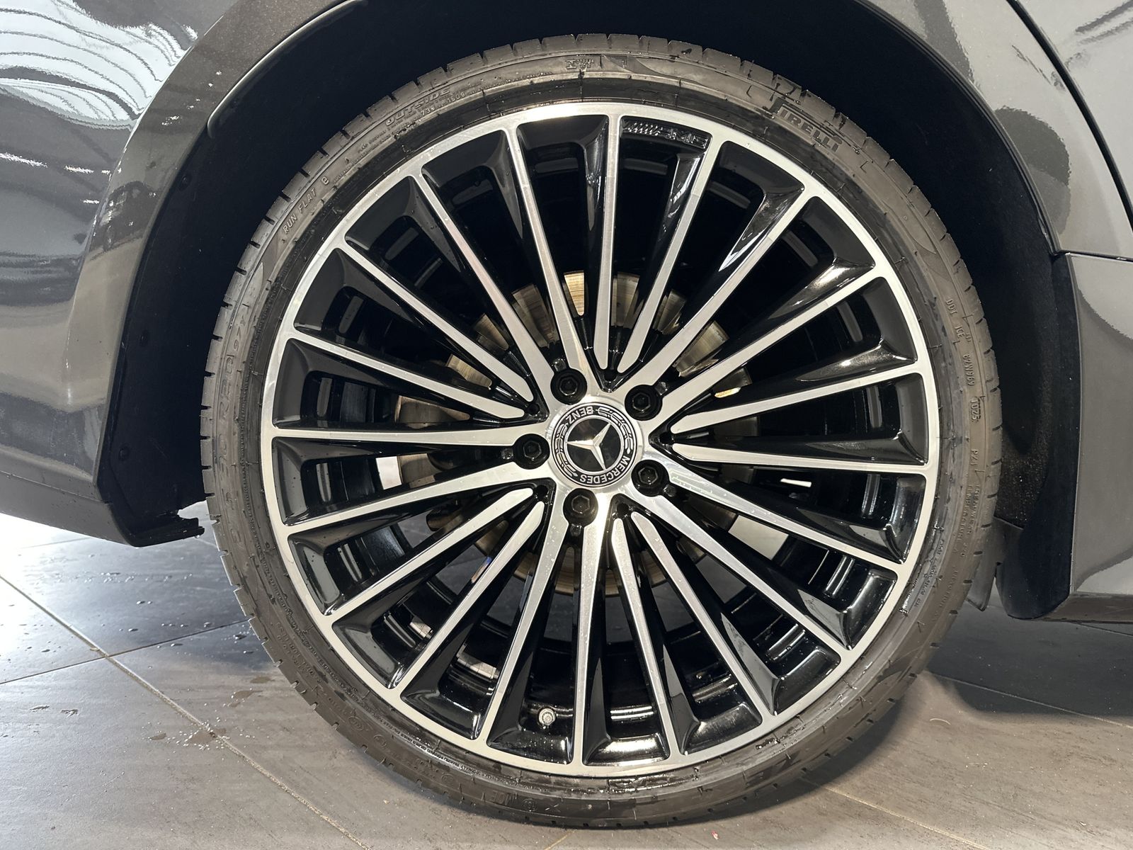 Fahrzeugabbildung Mercedes-Benz CLS 400d 4M AMG-Line NAV+LED+PANO+20ZO+BURMESTER