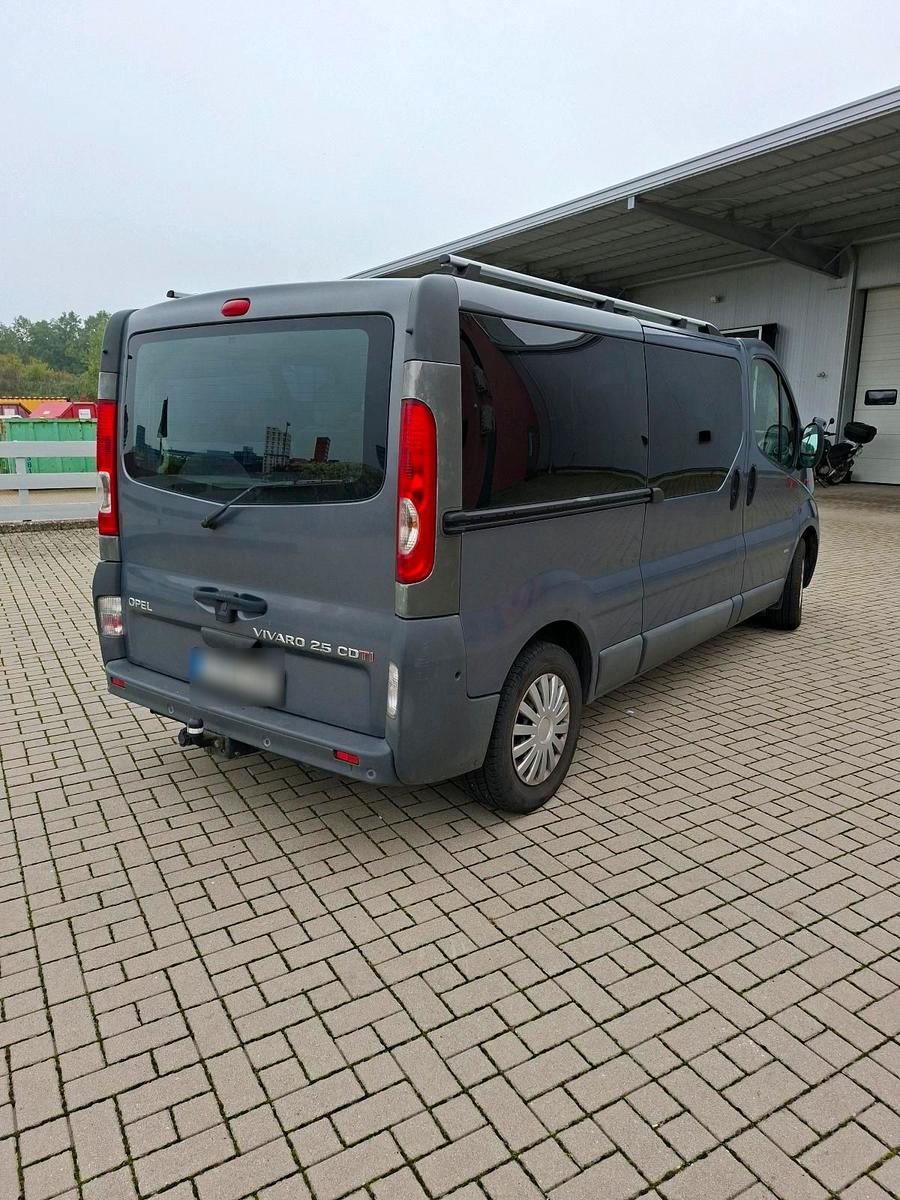 Opel Vivaro 2011 — interior