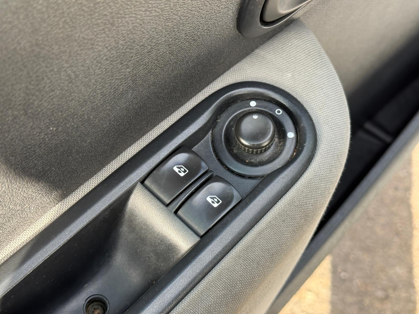 Renault Clio 2010 — photo 17