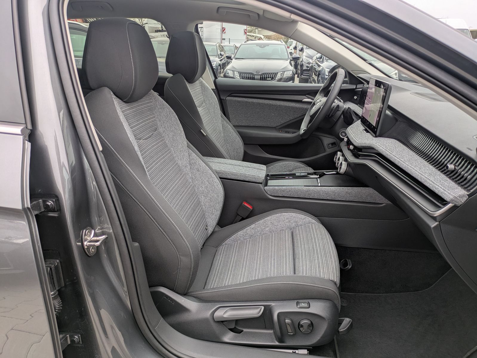 Fahrzeugabbildung SKODA Superb 2.0 TDI 4x4 Selection MATRIX*AHK*PANO*19"