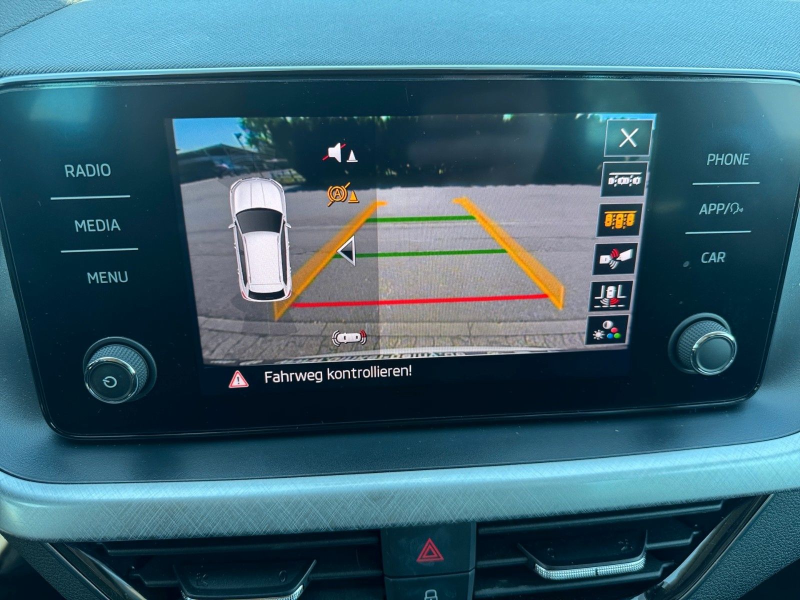 Fahrzeugabbildung SKODA Kamiq Ambition Tour 1.5 TSI
