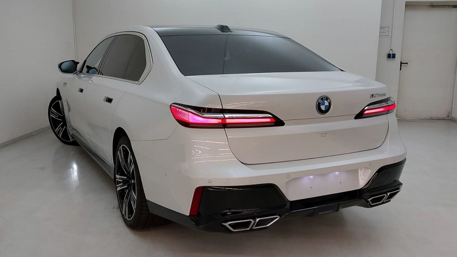 Fahrzeugabbildung BMW M760 e xDrive M-SPORT|TV|B&W|SKY-LOUNGE|MEGAVOLL
