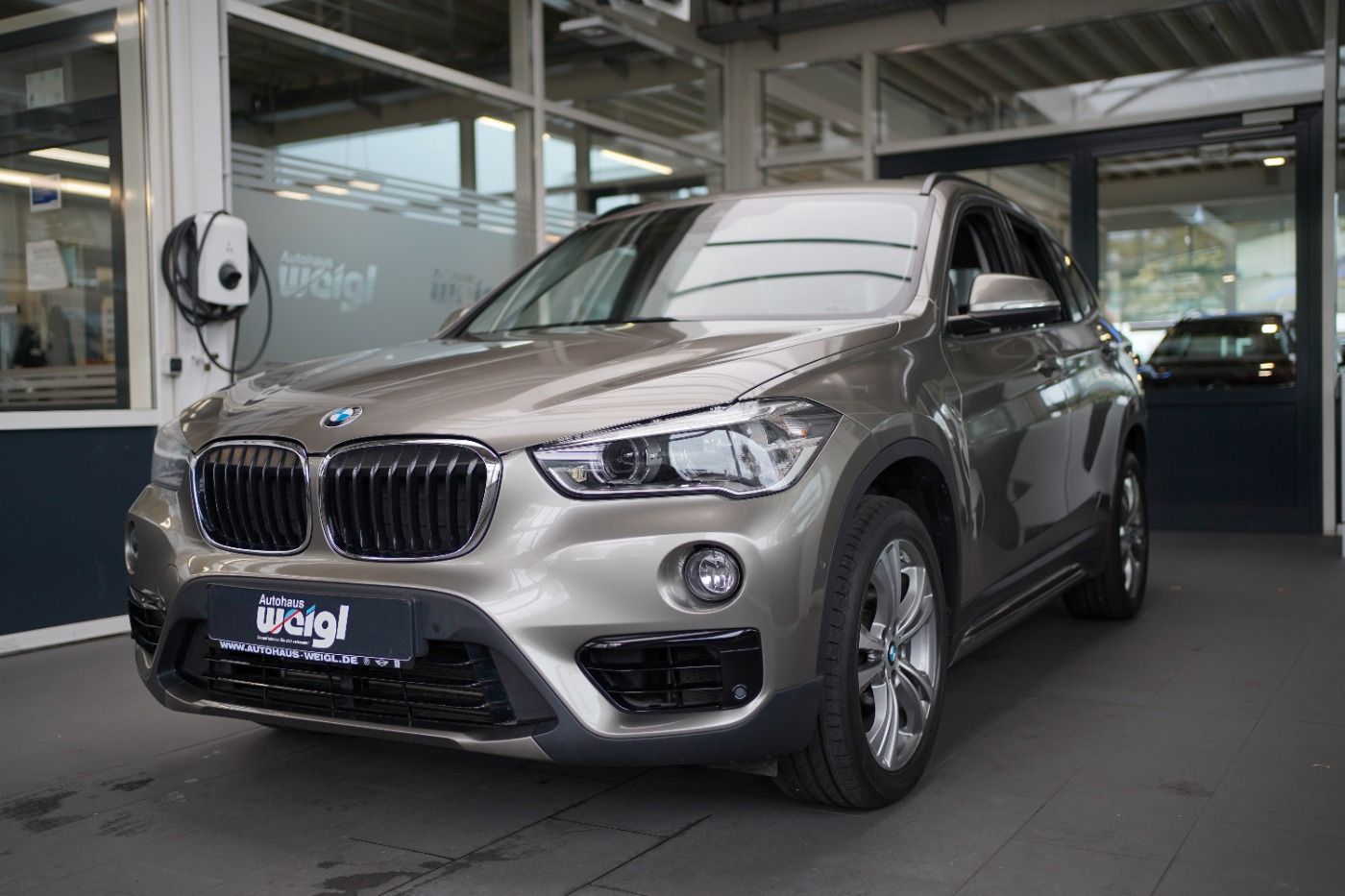 Fahrzeugabbildung BMW X1 18i Sport Line +AHK+Sportsitze+Parkassistent+