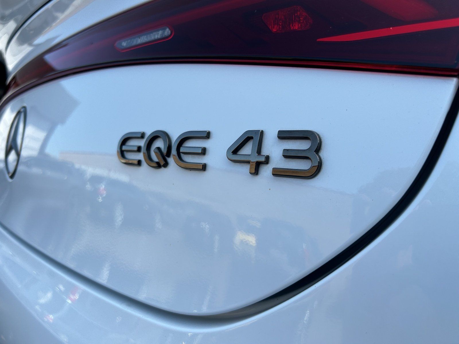 Fahrzeugabbildung Mercedes-Benz EQE 43 AMG Prem HYPER Night DISTRO KeyGo AHK HAL