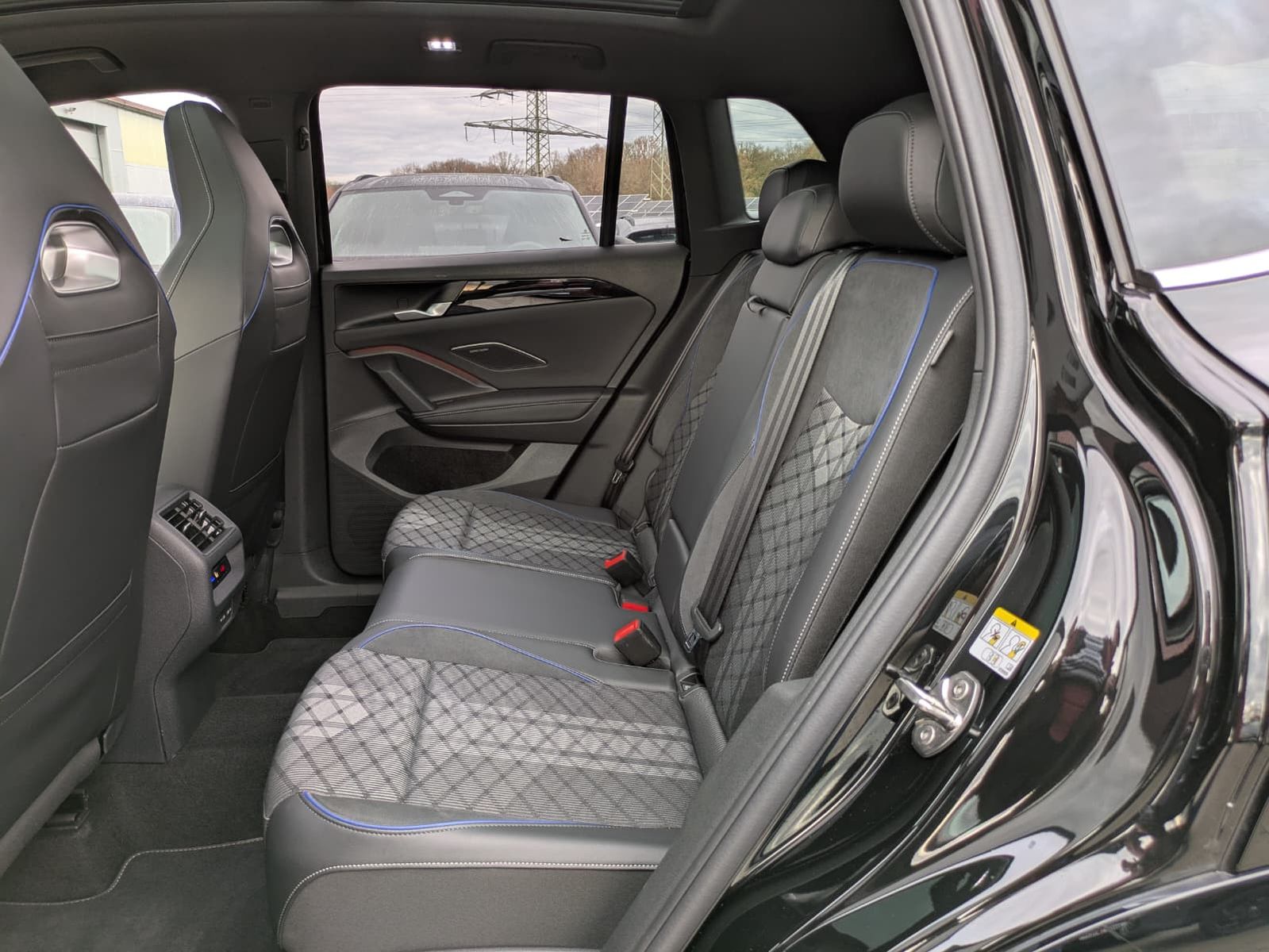 Fahrzeugabbildung Volkswagen Tiguan 2.0 TDI 4M R-Line PANO*H&K*AHK*MATRIX*20"