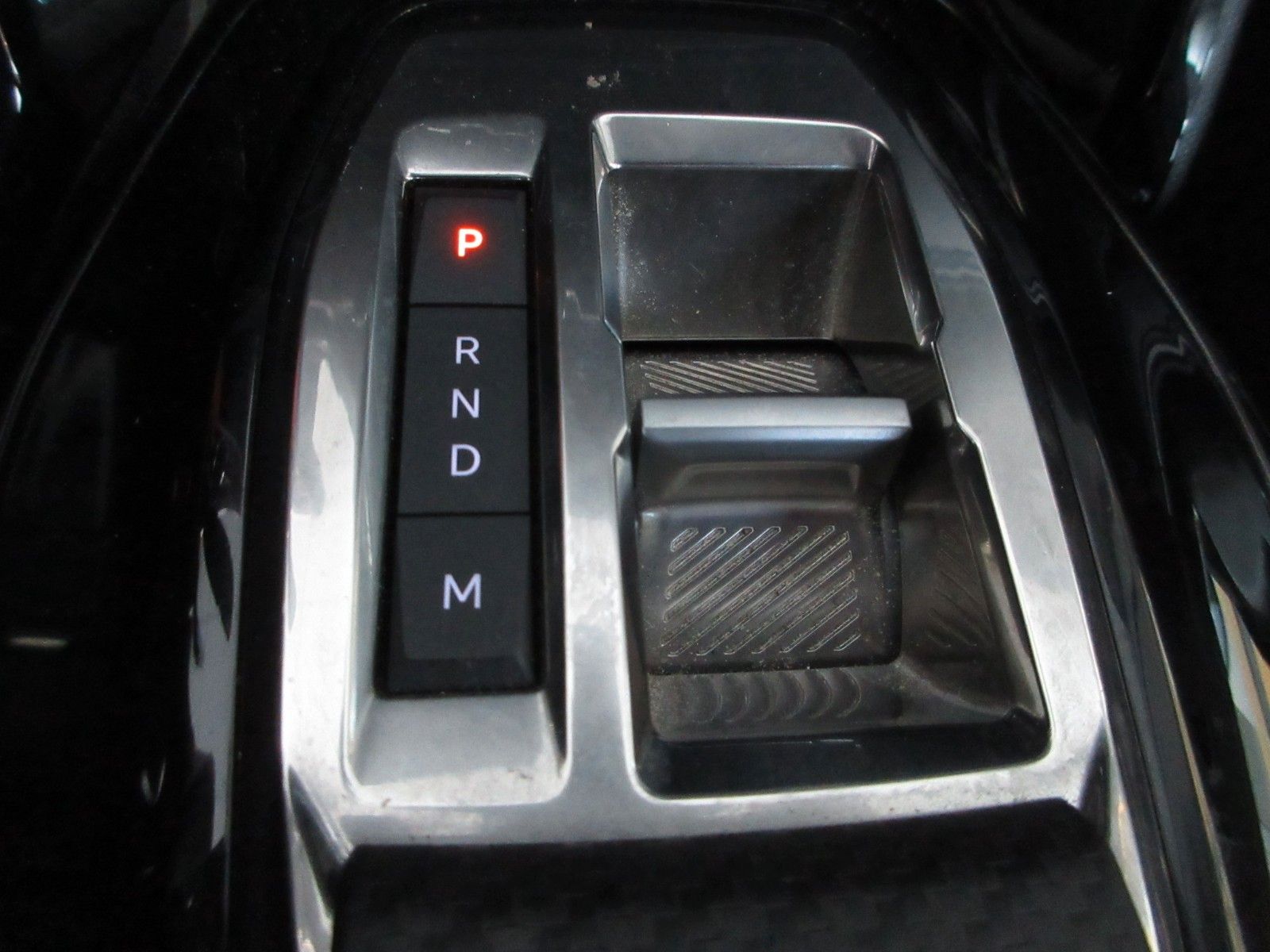 Fahrzeugabbildung Peugeot 208 Allure 1.2T FULL-LED/NAVI/PDC/CAM/ALU