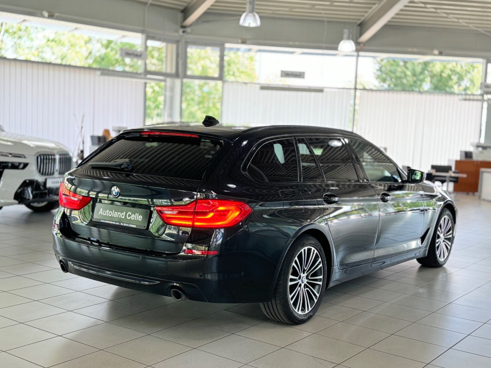 Fahrzeugabbildung BMW 520d xD Sport Line Panorama Kamera HUD DAB HiFi