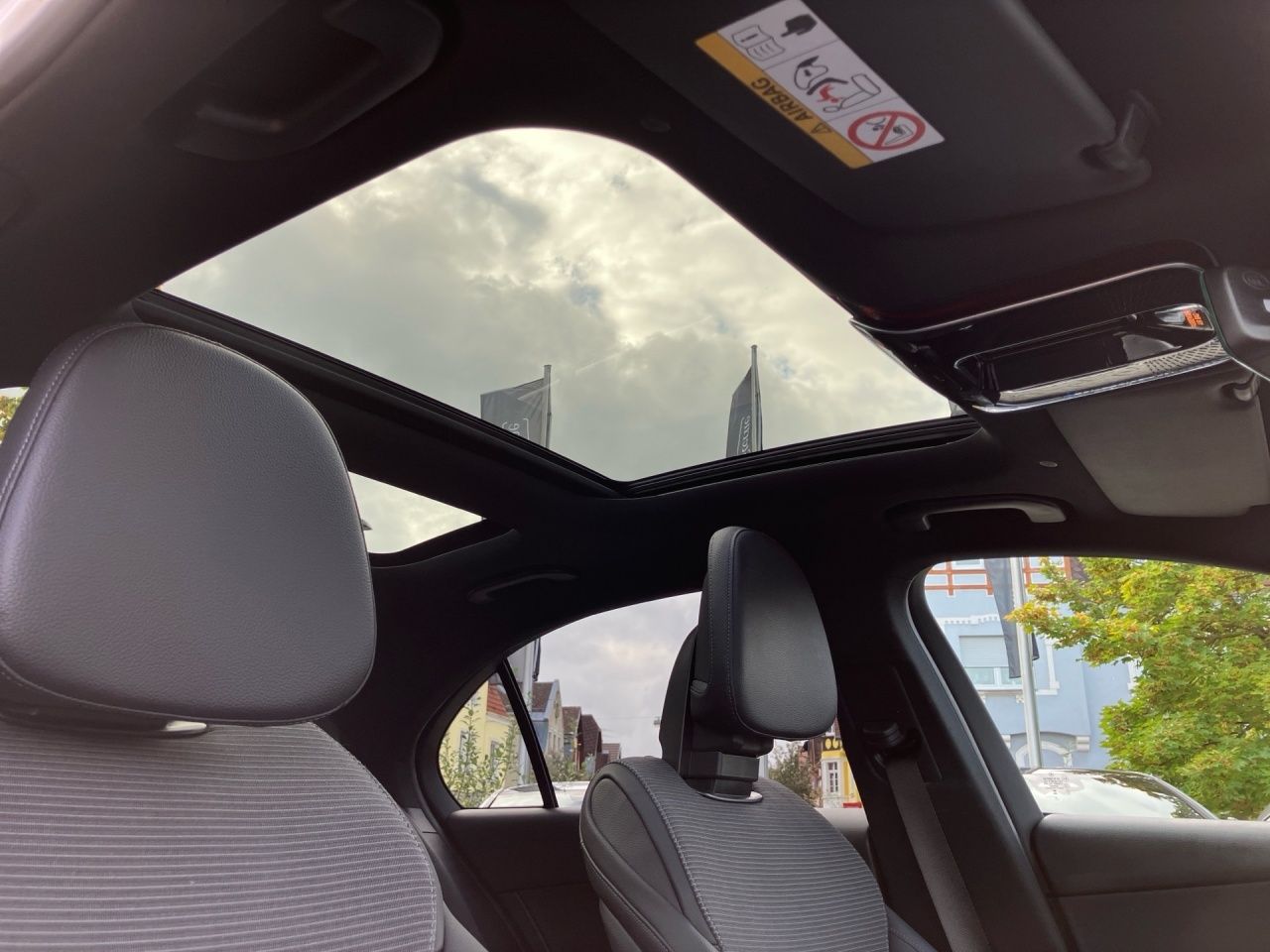 Fahrzeugabbildung Mercedes-Benz C 400 e 4M Avantgarde Pano DigitalL Burmester 36