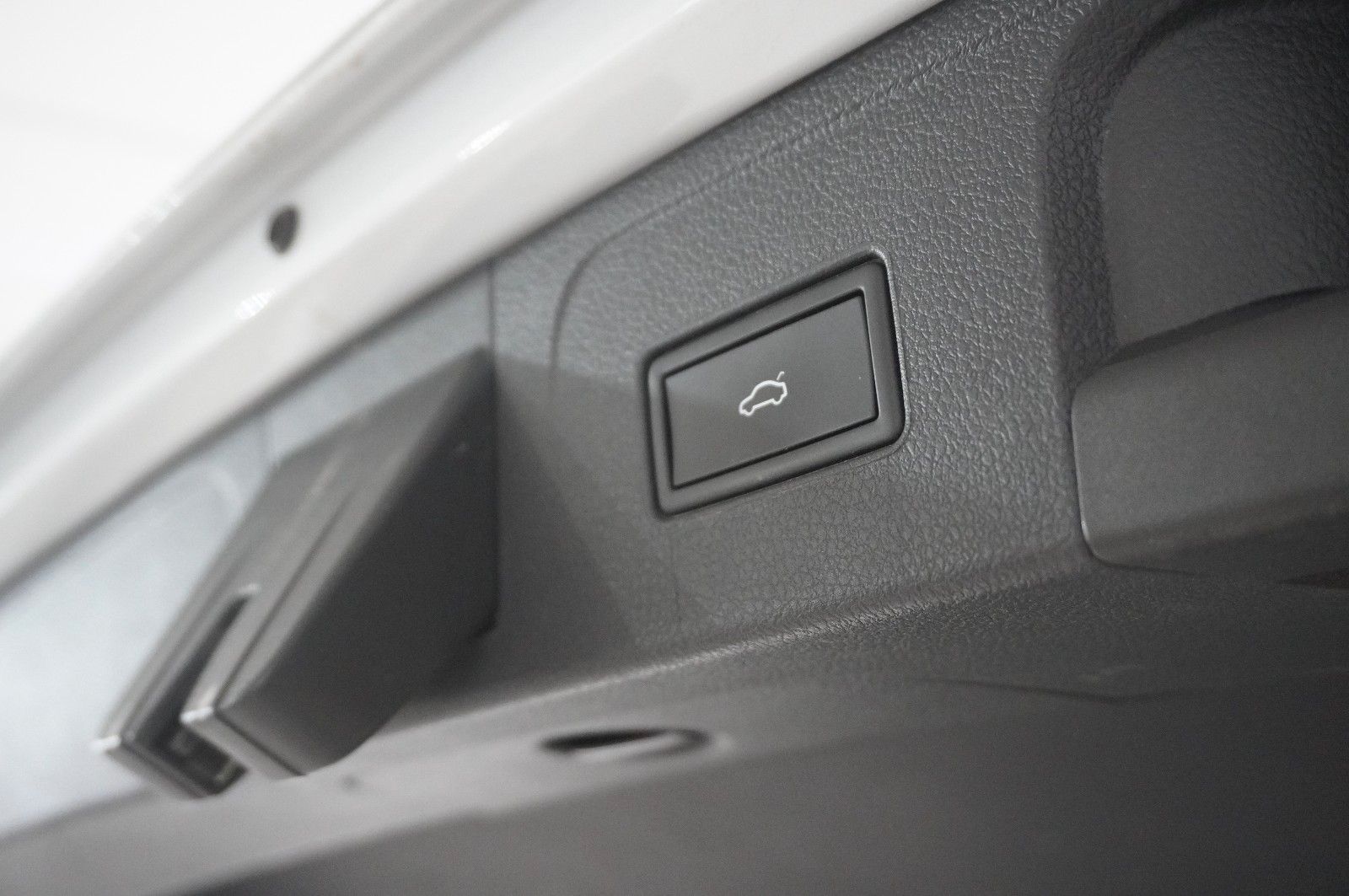 Fahrzeugabbildung Volkswagen Passat Vari. 2.0D R-LINE 4M NAVI/LED/KAMERA/AHK