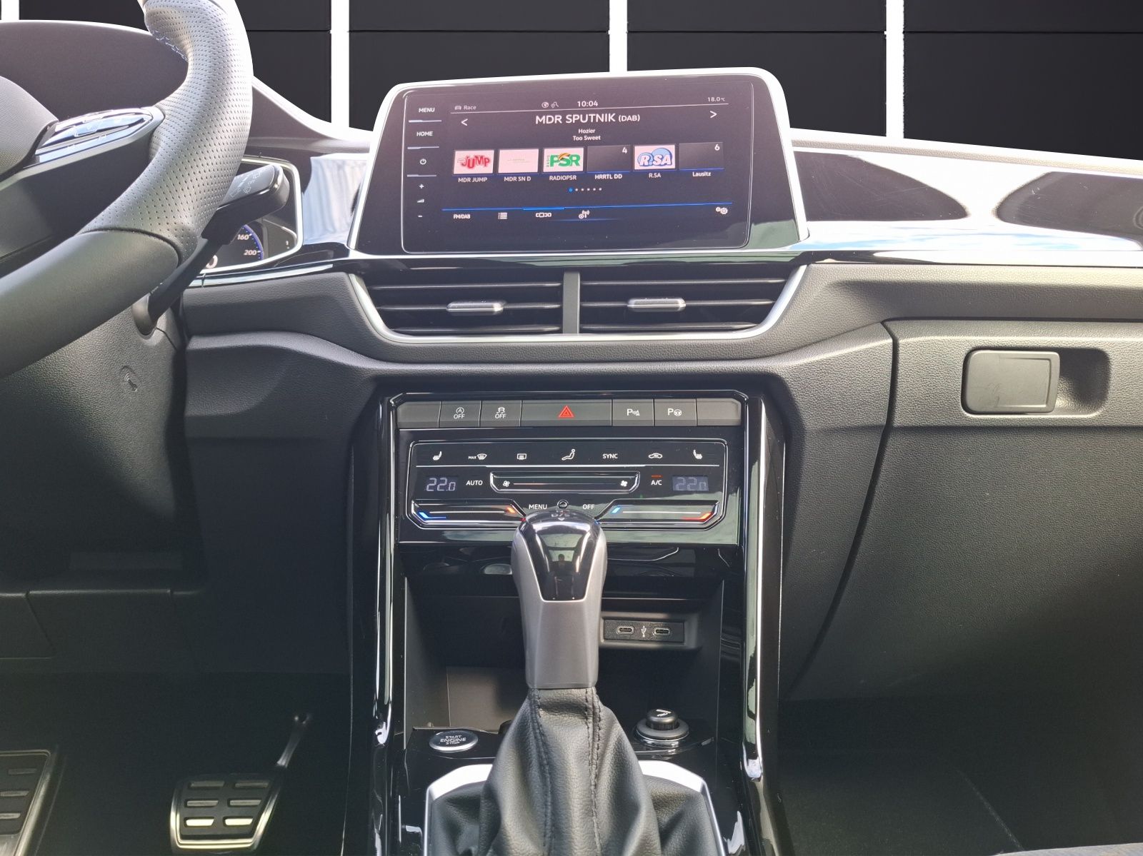 Fahrzeugabbildung Volkswagen T-Roc R 4M Matrix Navi Akrapovic Pano AID ACC RF