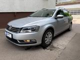 Volkswagen Passat Var. 1,6 TDI Navi Sitzheizung nur 127.000 - Volkswagen Passat aus 2011: Kombi