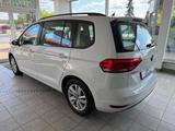 Volkswagen Touran Comfortline BMT AHK ACC LED DAB BUSINESS - Volkswagen Touran aus 2021