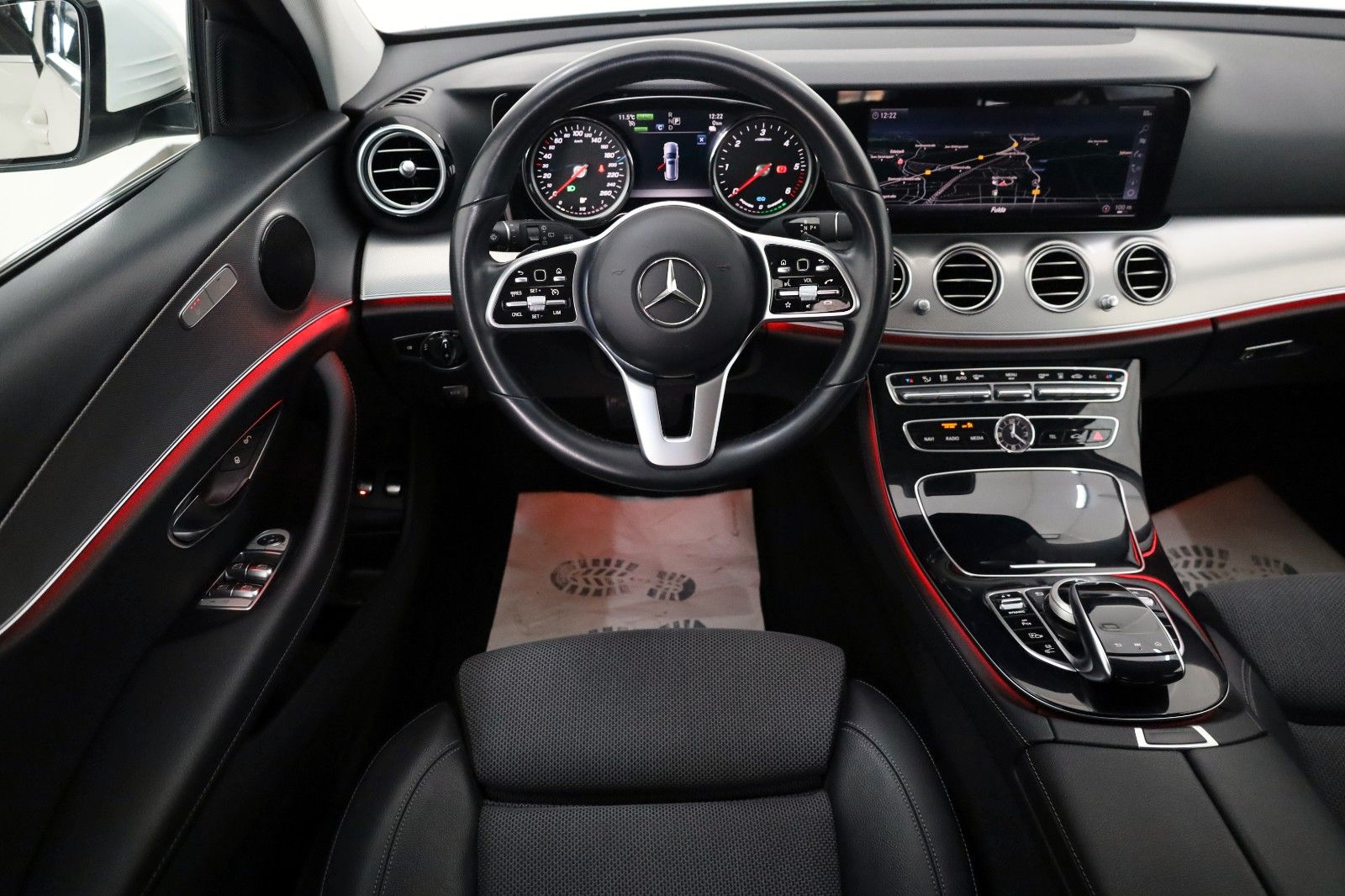 Fahrzeugabbildung Mercedes-Benz E 300de T Avantgarde,Navi,LED,Kamer,SH,AHK,SR+WR