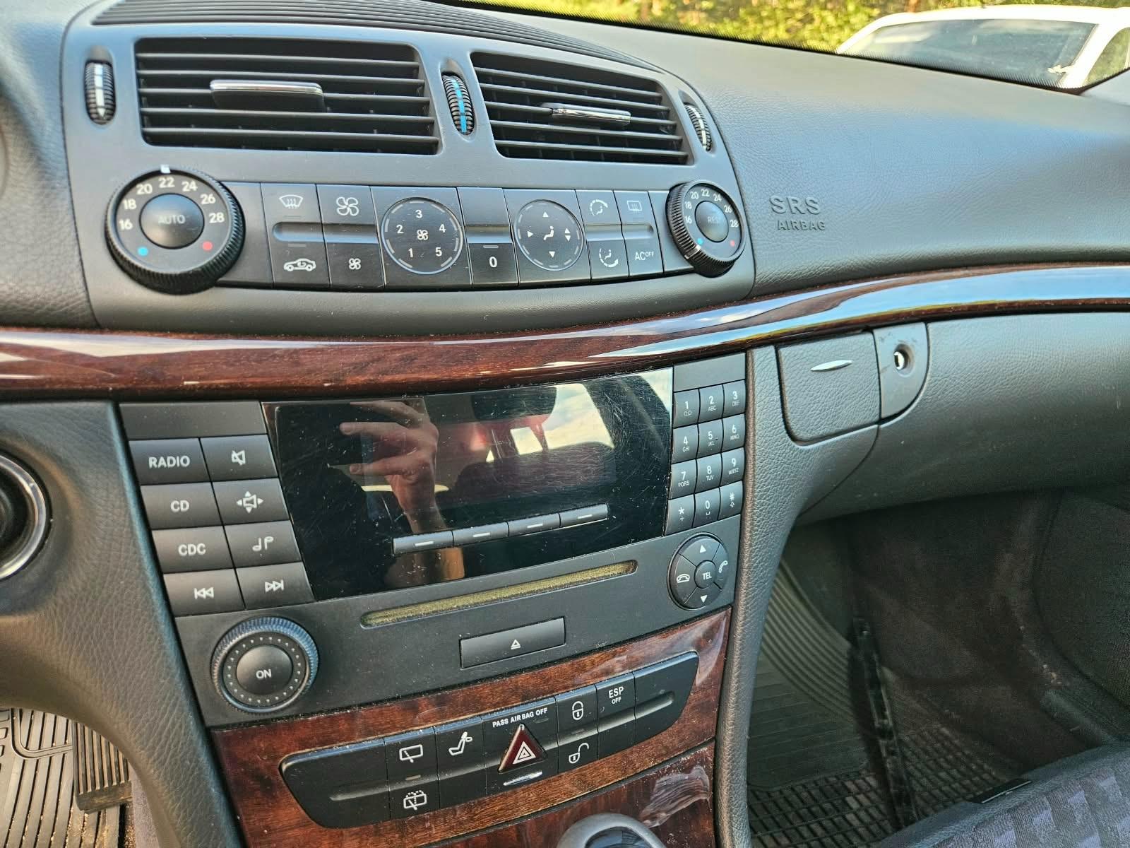 Mercedes-Benz E220 2004 — photo 23