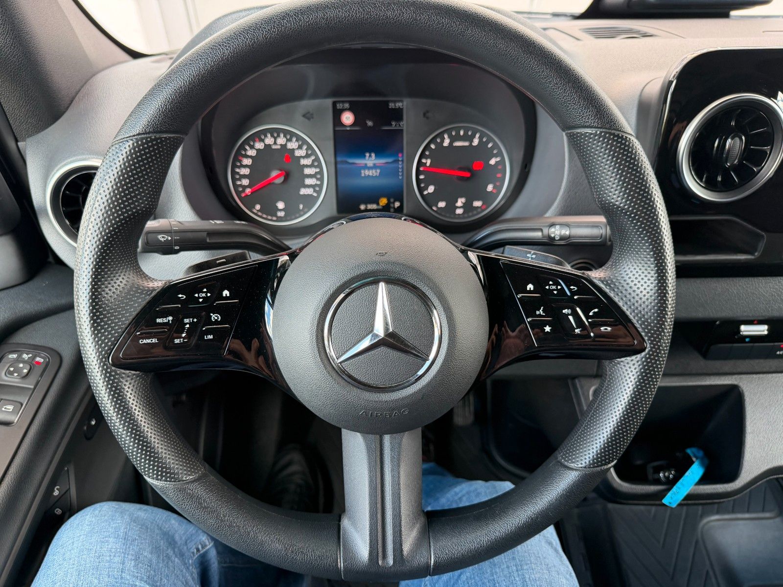 Fahrzeugabbildung Mercedes-Benz Sprinter 317 CDI 9G 3665 LED SHZ Klima Schwing
