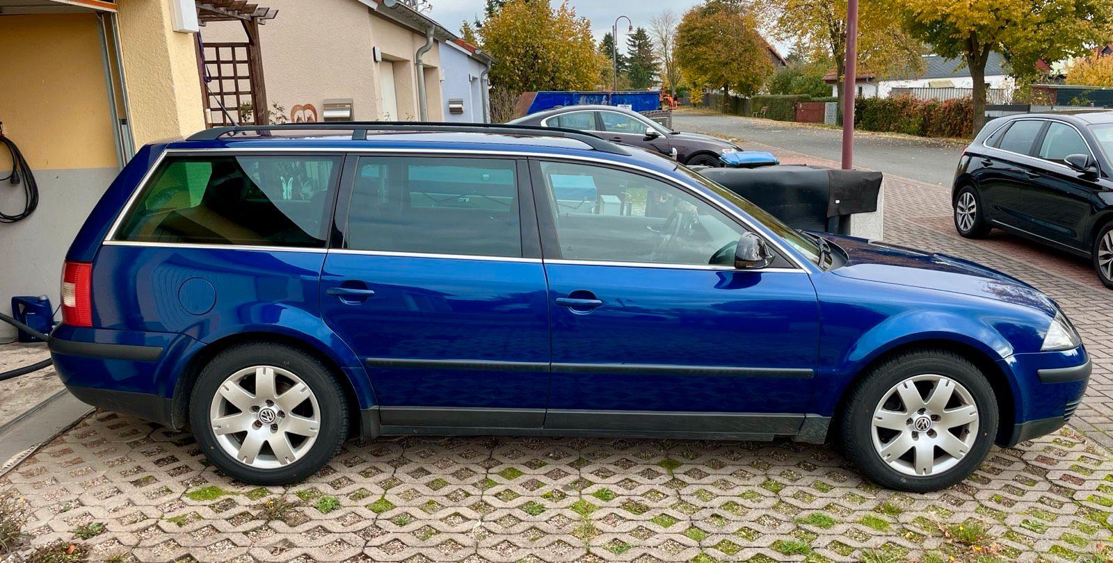 Volkswagen Passat 2004 — rear view
