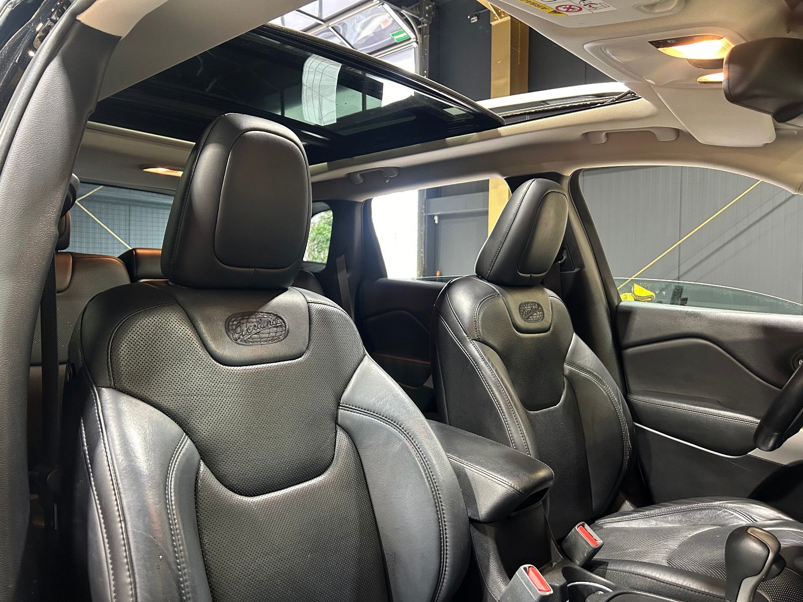 Fahrzeugabbildung Jeep Cherokee M-Jet Overland 4WD/BI-XENON/PANO/MEMORY