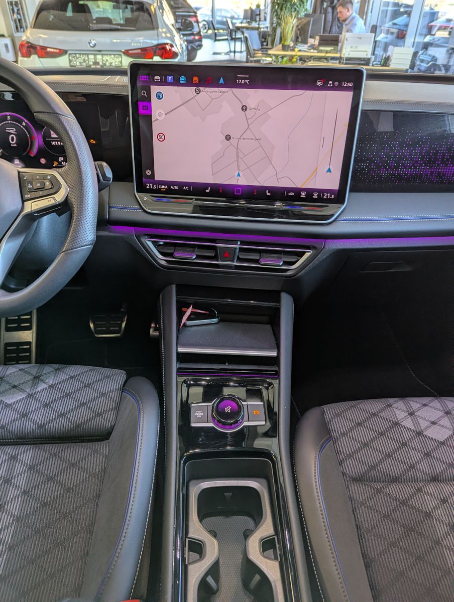 VW Tiguan 2.0TDI R-Line 4M Pano Black AHK Matrix 20 - Image 21