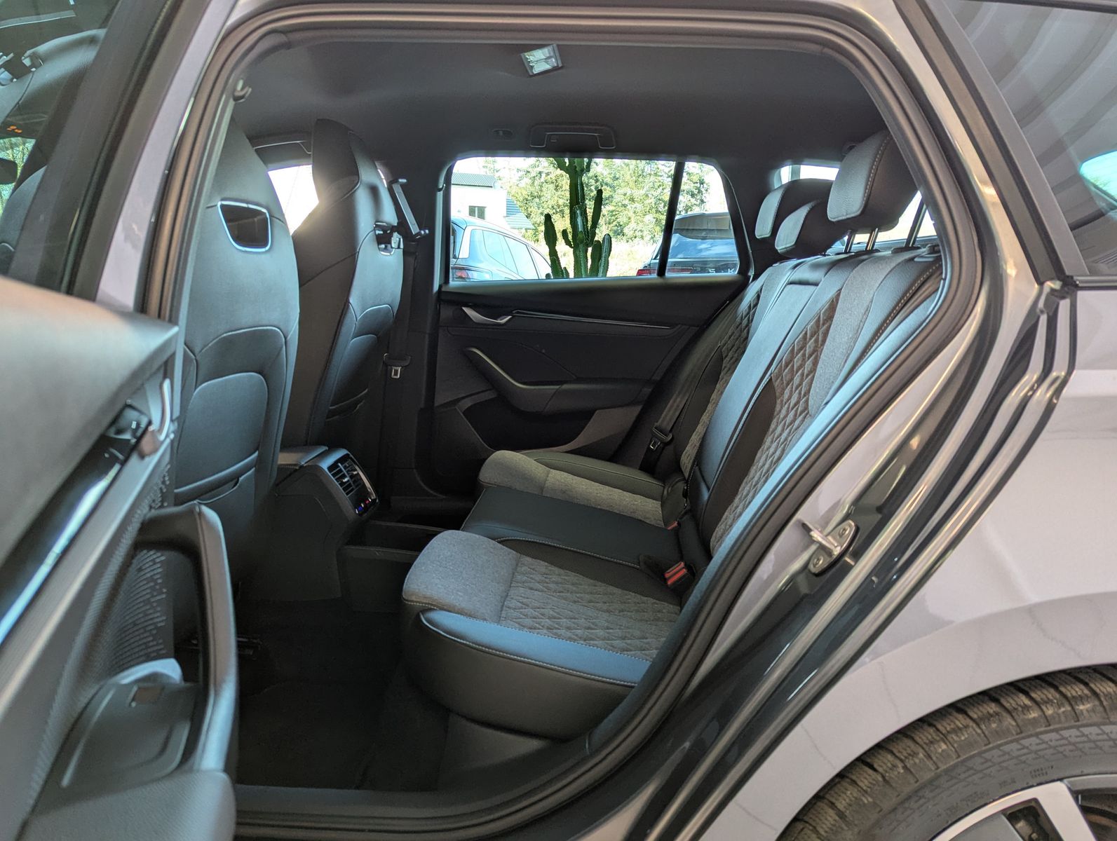Fahrzeugabbildung SKODA Octavia 2.0 TDI Sportline Matix Canton AHK 5J-Ga