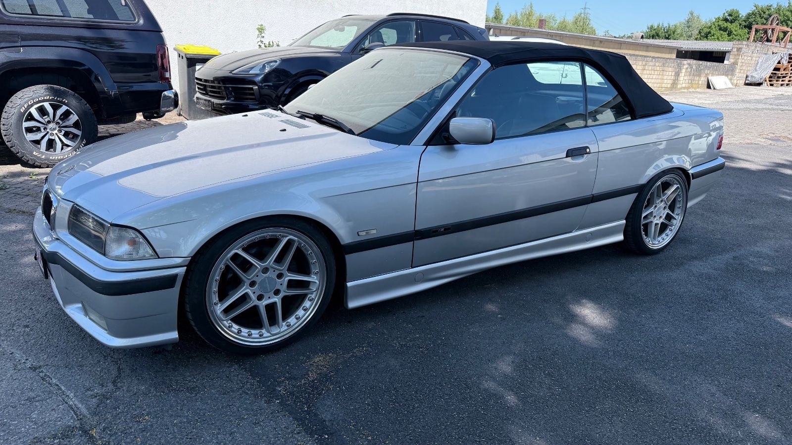 Fahrzeugabbildung BMW 320i Cabrio Sport Edition