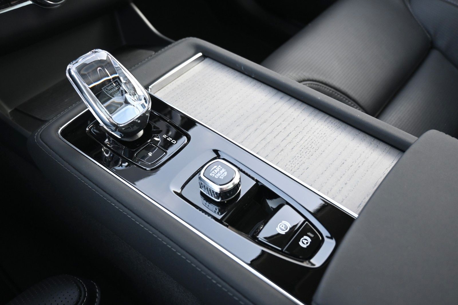 Fahrzeugabbildung Volvo XC90 T8 AWD Ultra Dark*STDHZG*360**LUFT*B&W*22"